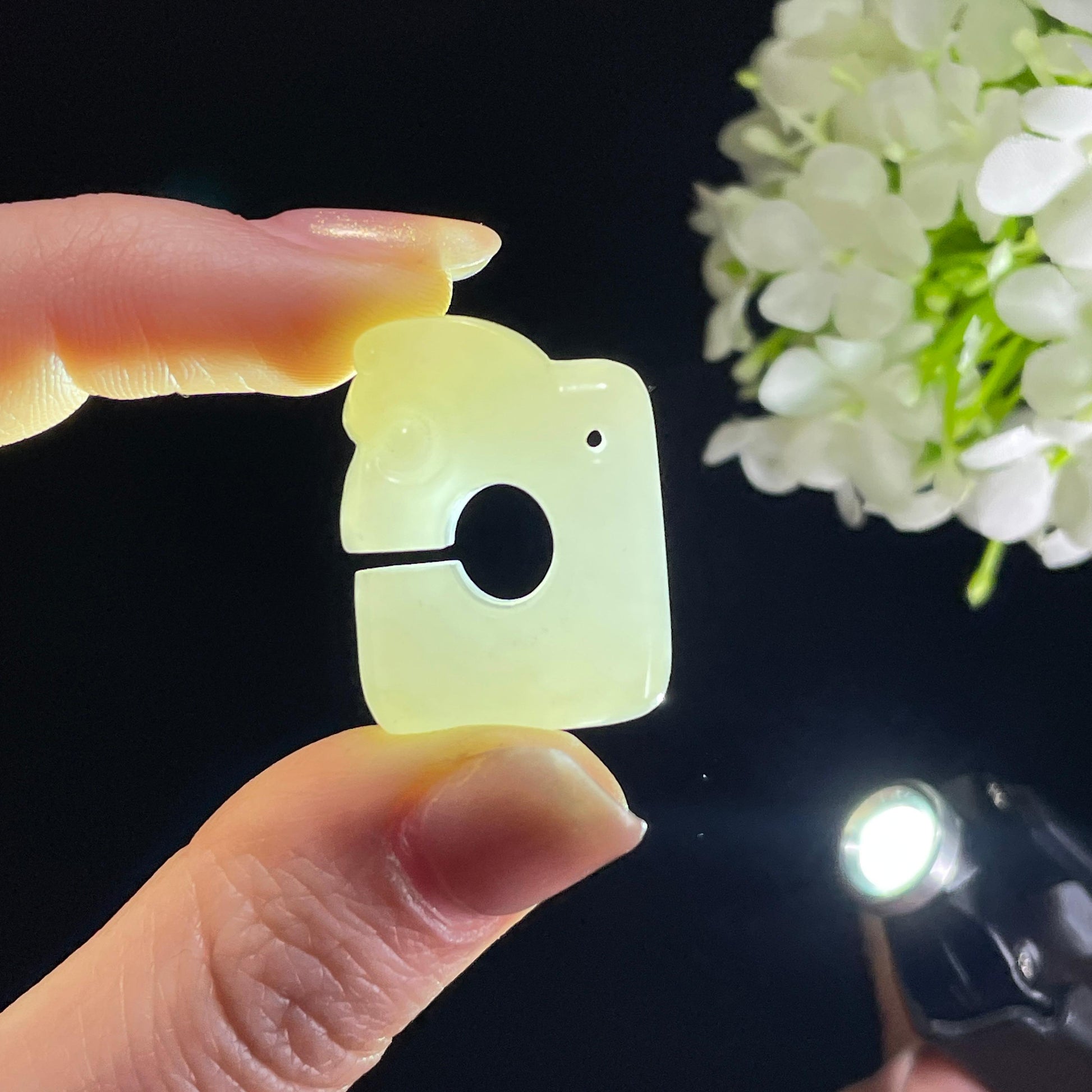 新疆天然和田玉糖白玉玉猪龙雕刻挂件（yc342026）