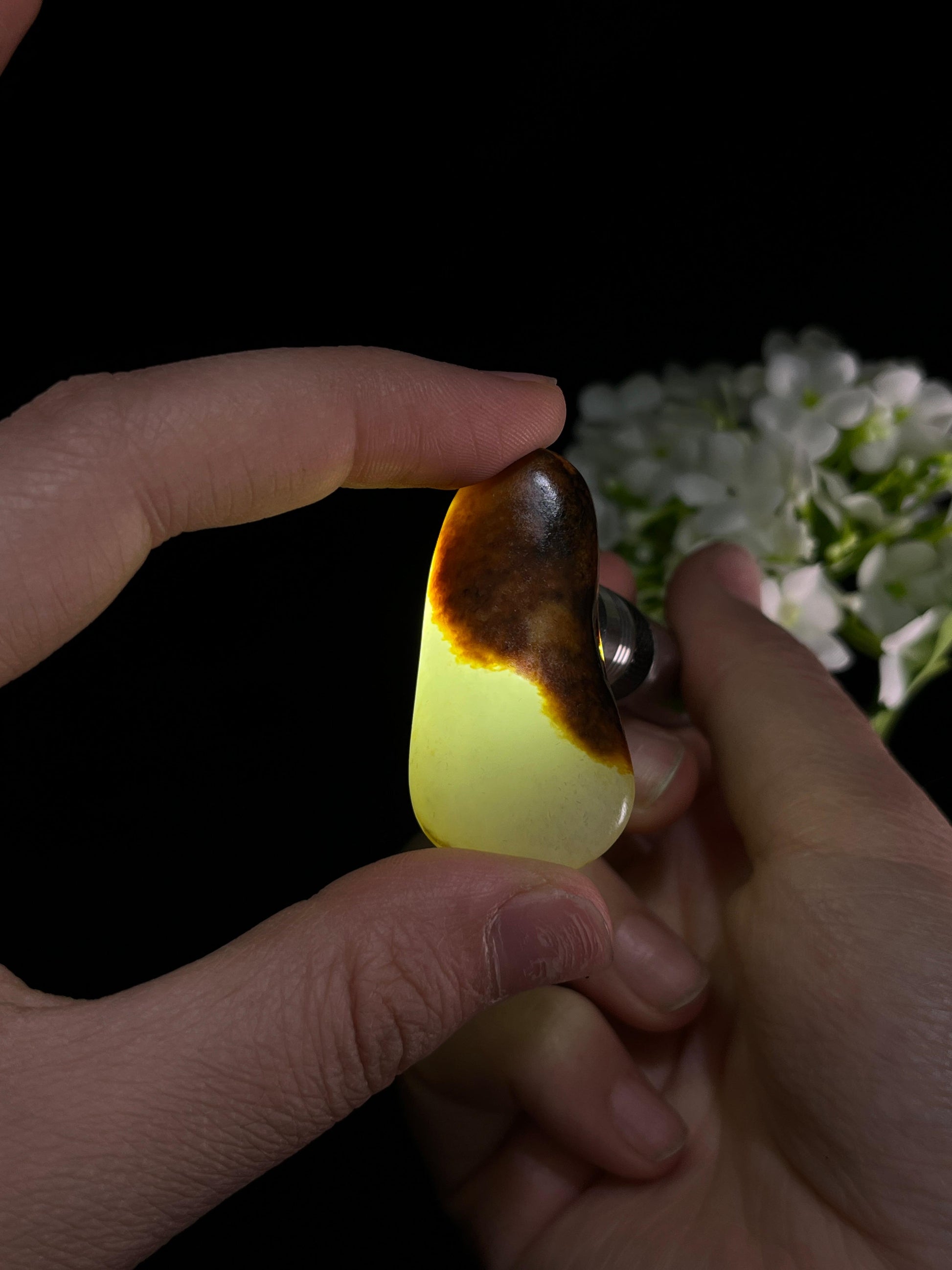 新疆和田玉白玉特色聚红皮籽料原石（yc251629）