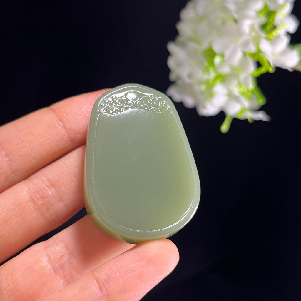 新疆天然和田玉沙枣青浅雕无事牌（yc353787）