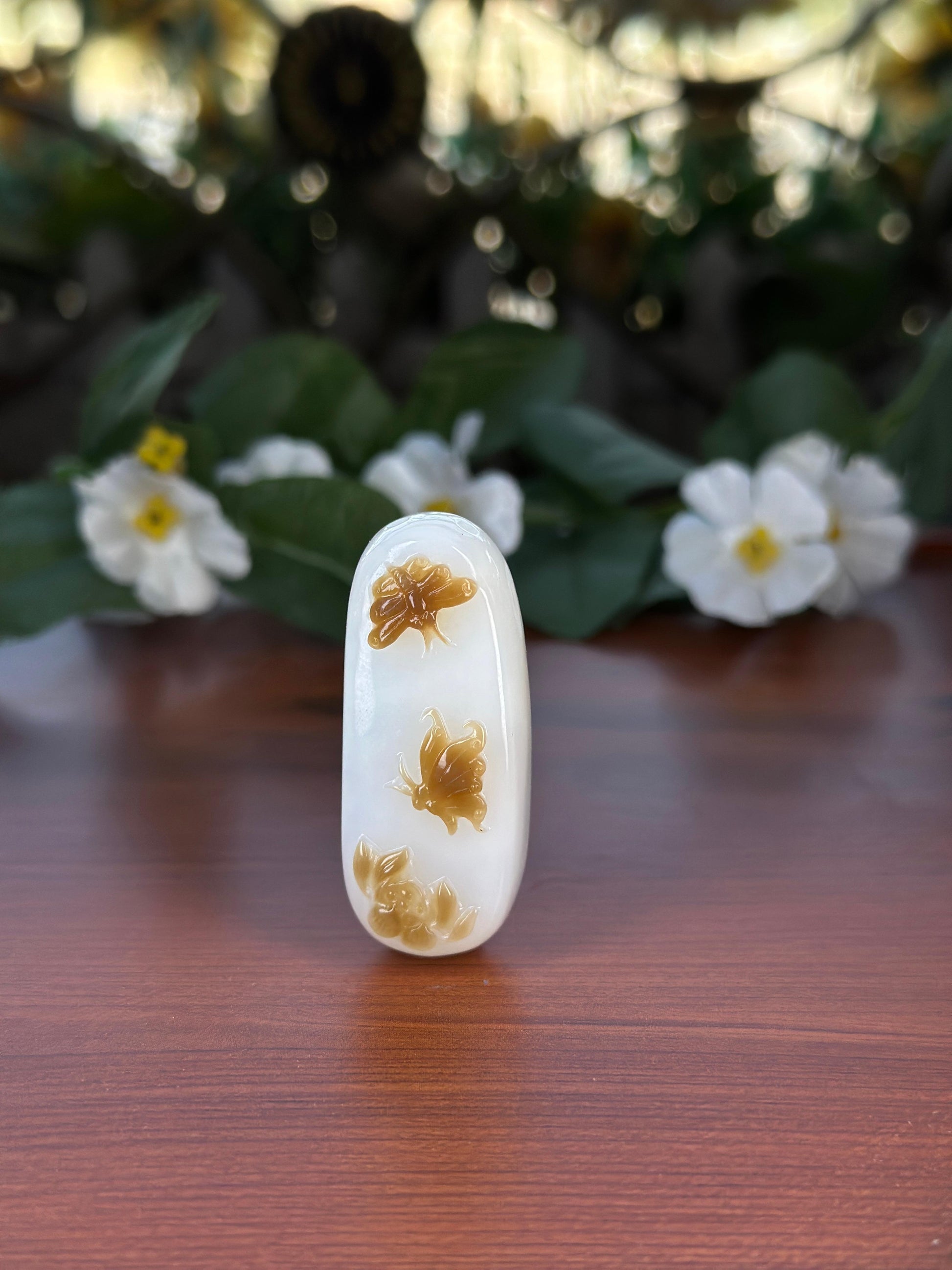 和田玉糖白蝶恋花俏色雕挂件（yc707321）