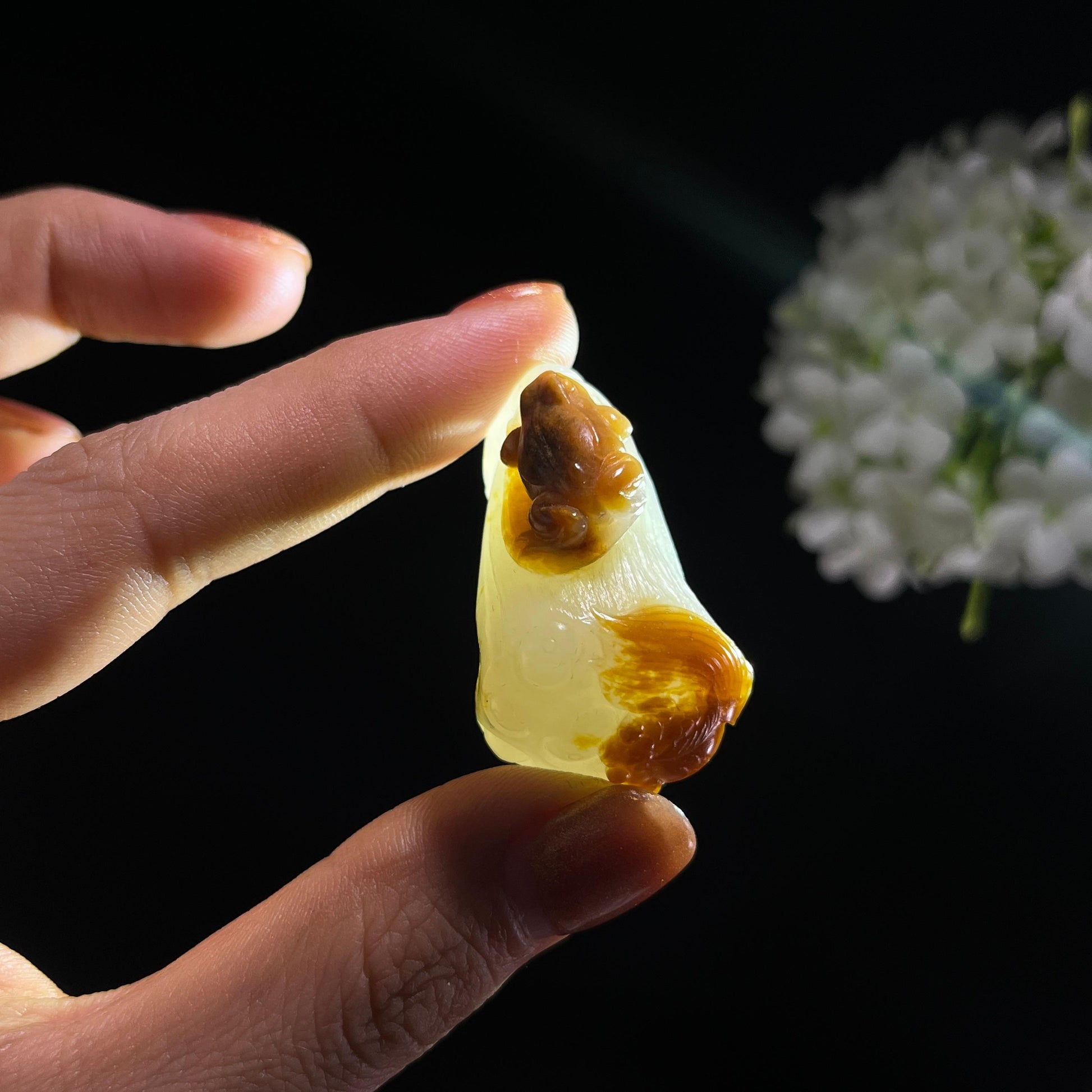 和田玉白玉聚红皮籽料“连续发财，金玉满堂”俏色巧雕挂件（yc389325）