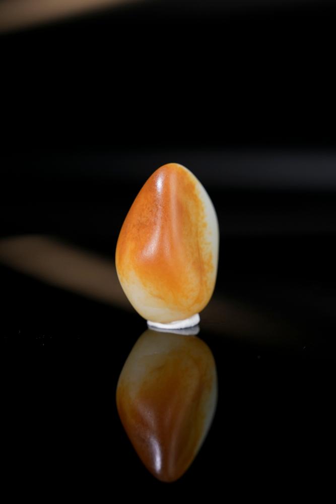 新疆天然和田玉籽料原石聚红皮挂件精品（yc234131）