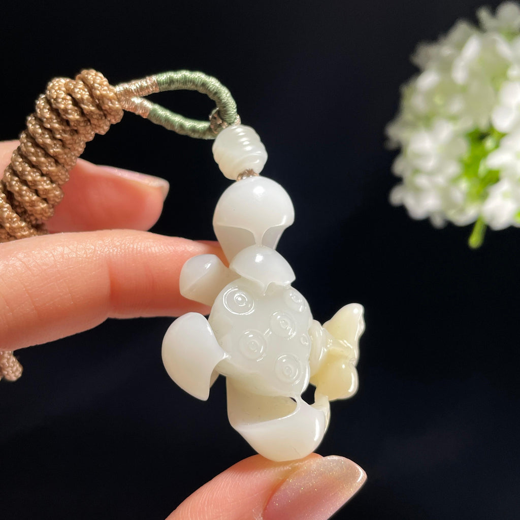 新疆和田玉米达料白玉莲花雕刻挂件（yc365292）