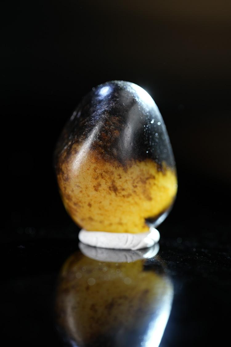 新疆和田玉籽料原石聚黑皮带洒金挂件（yc251748）