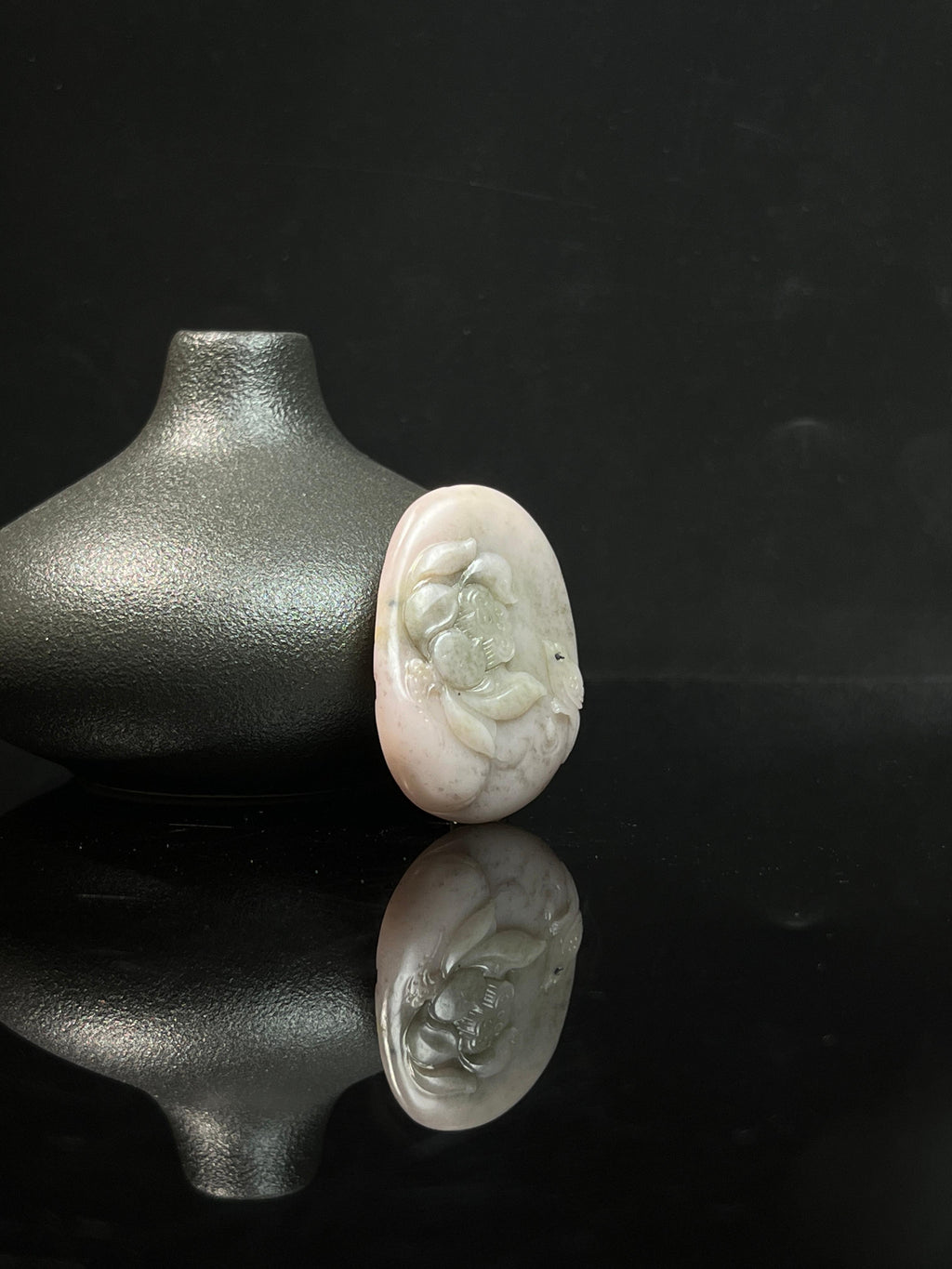 新疆和田玉桃花玉一品青莲挂件（yc240013）