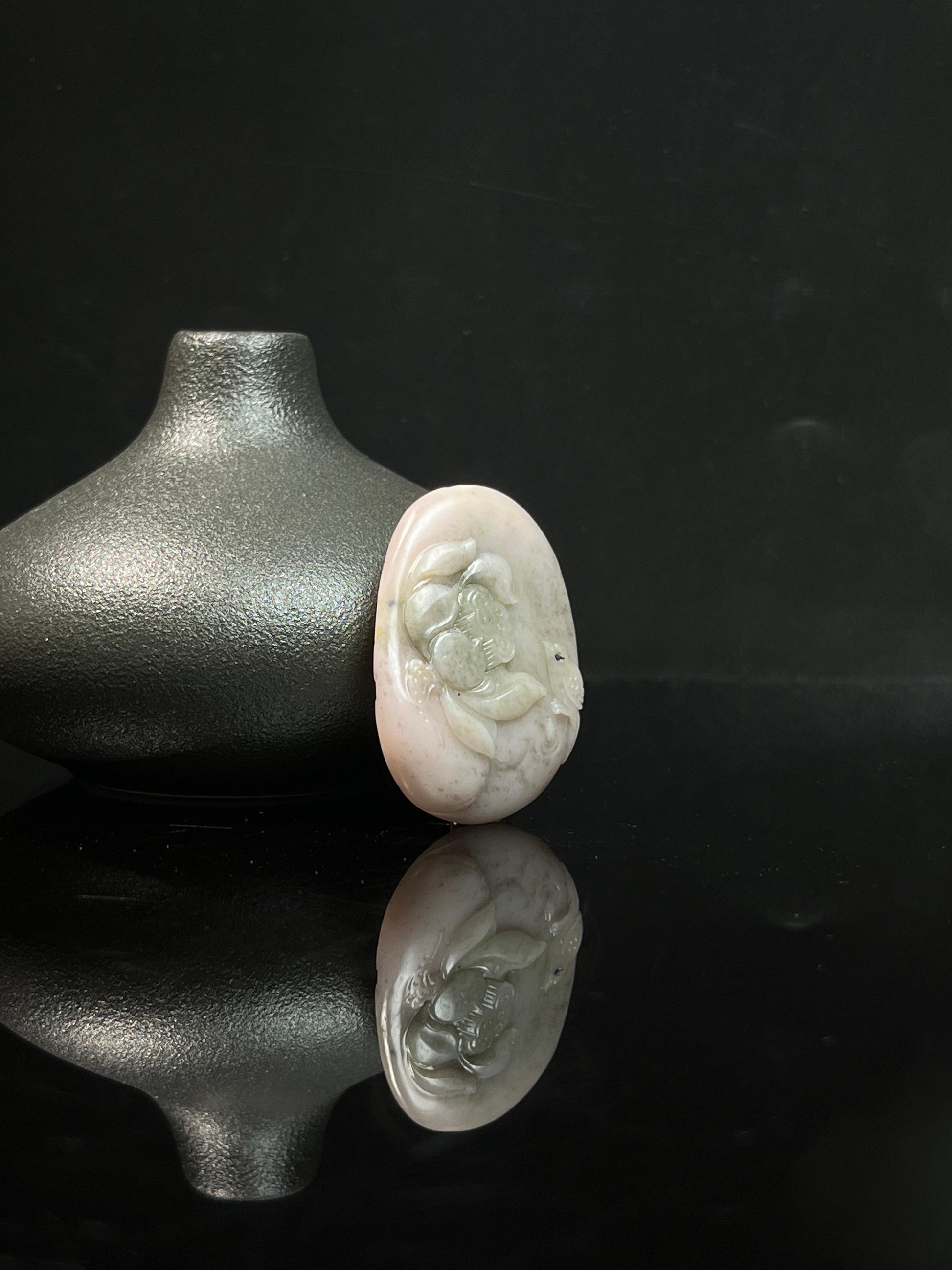 新疆和田玉桃花玉一品青莲挂件（yc240013）