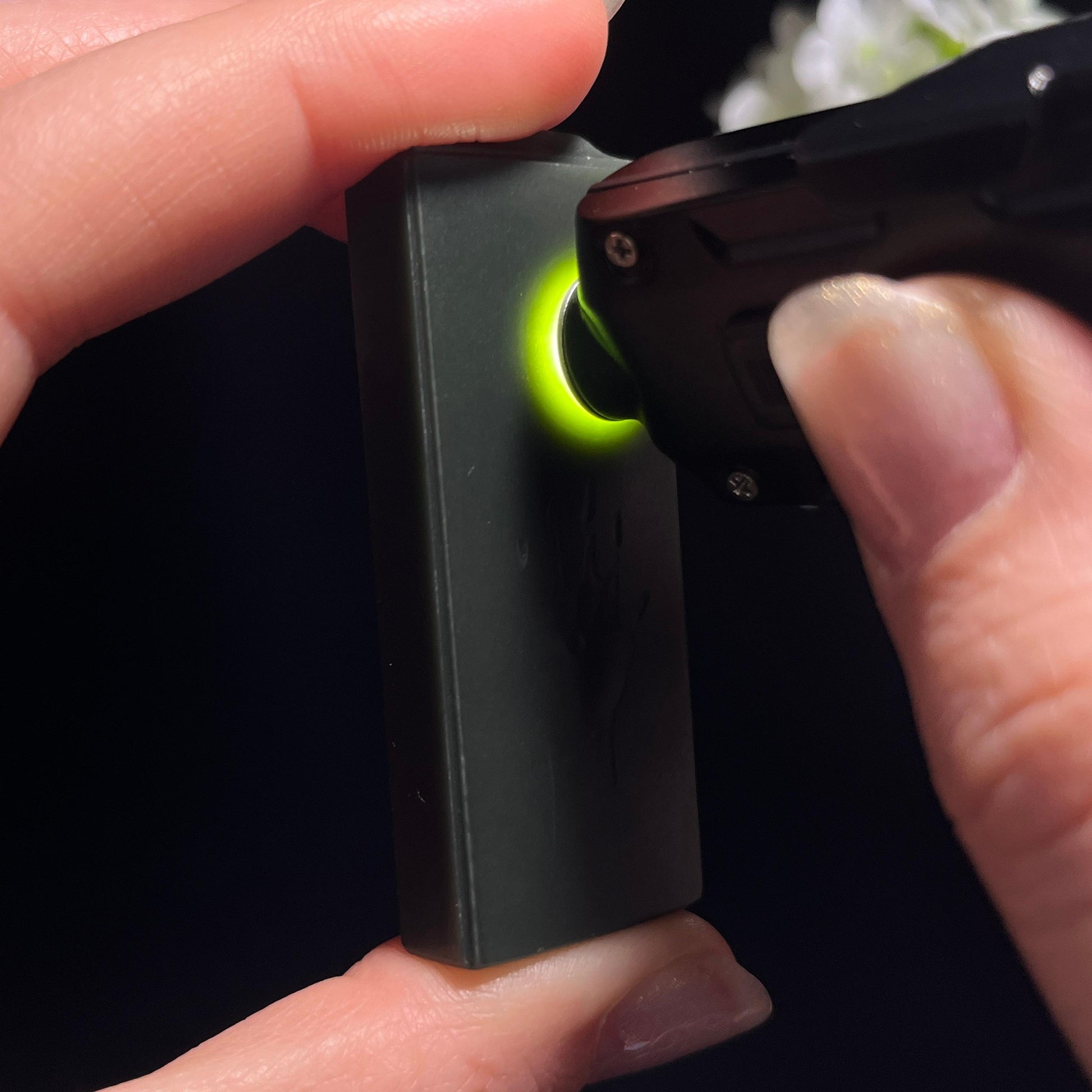 新疆天然和田玉“玄掌守安”青玉平安无事牌（yc330240）