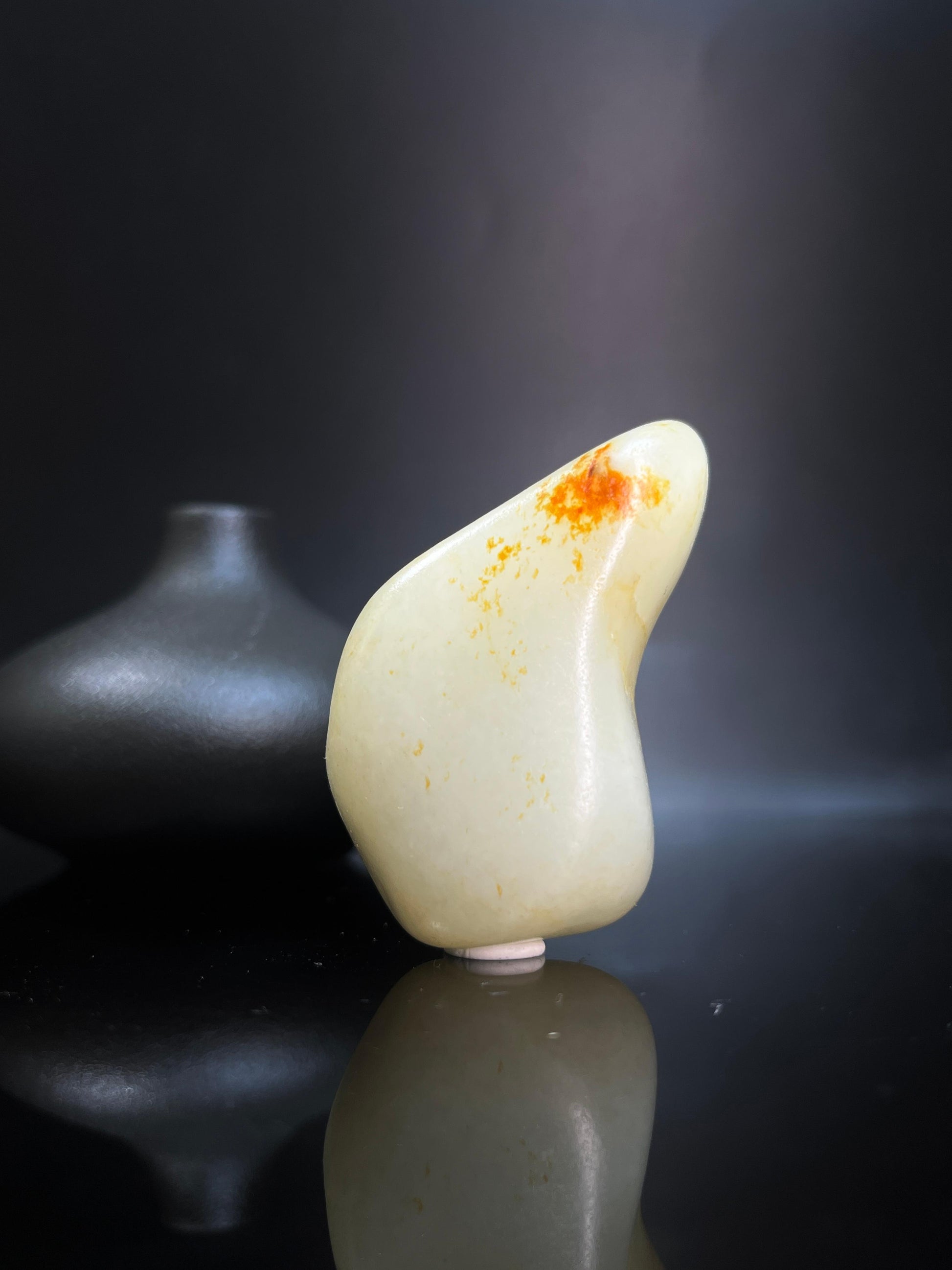 新疆和田玉白玉洒红皮随形特色籽料原石小手把（yc240641）