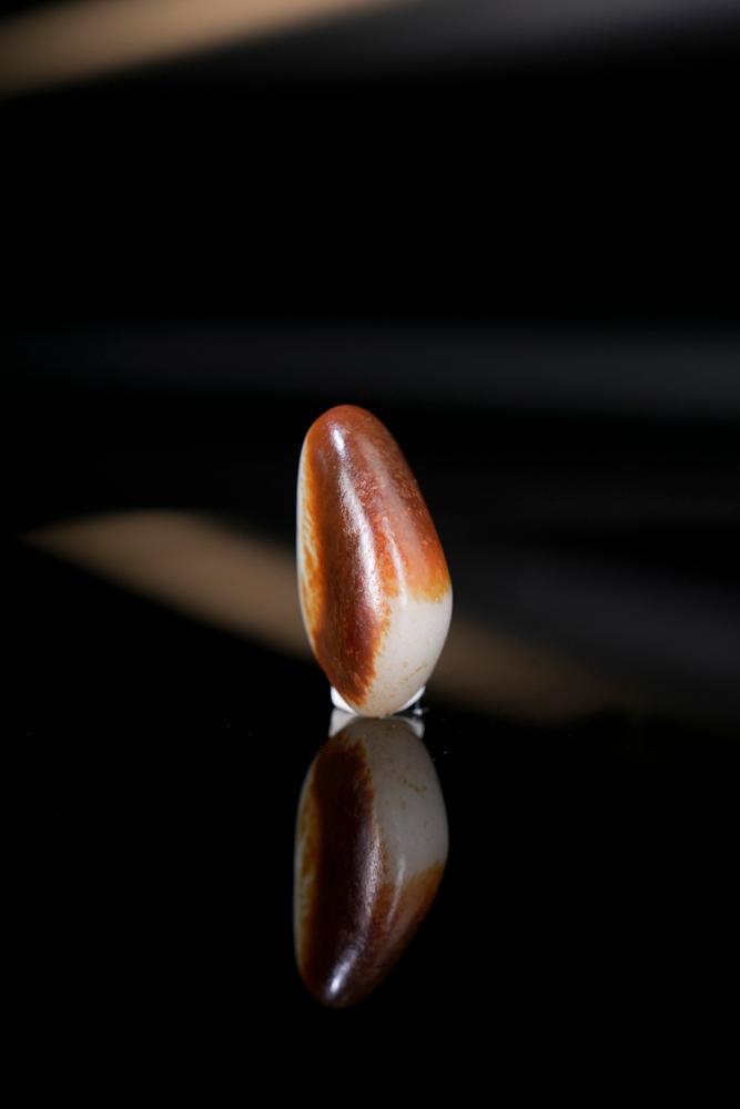 新疆天然和田玉籽料原石聚红皮挂件（yc234138）