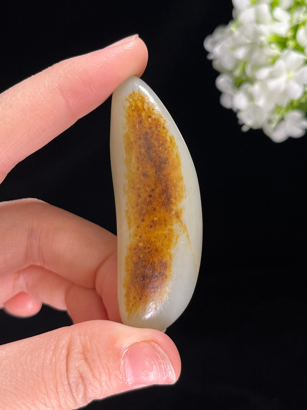 新疆和田玉精品聚红皮“月牙弯弯”籽料原石（yc255469）