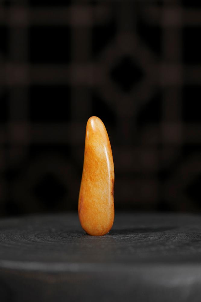 新疆和田玉黄沁红皮籽料原石随形挂件（yc233426）