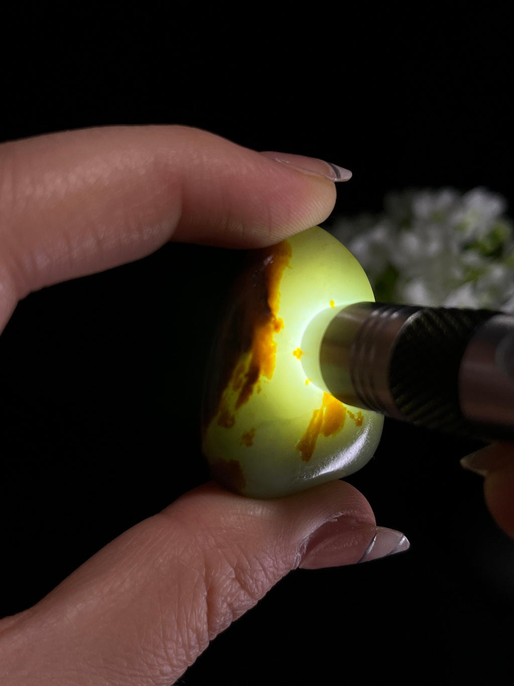 新疆和田玉青玉红皮籽料原石挂件（yc250202）