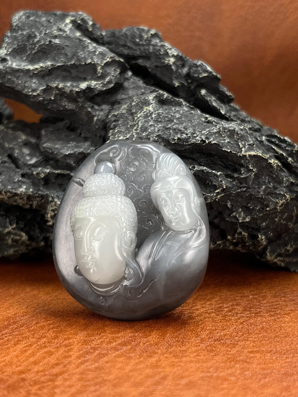 和田玉青花籽料“慈悲护佑”雕刻挂坠（yc222762）