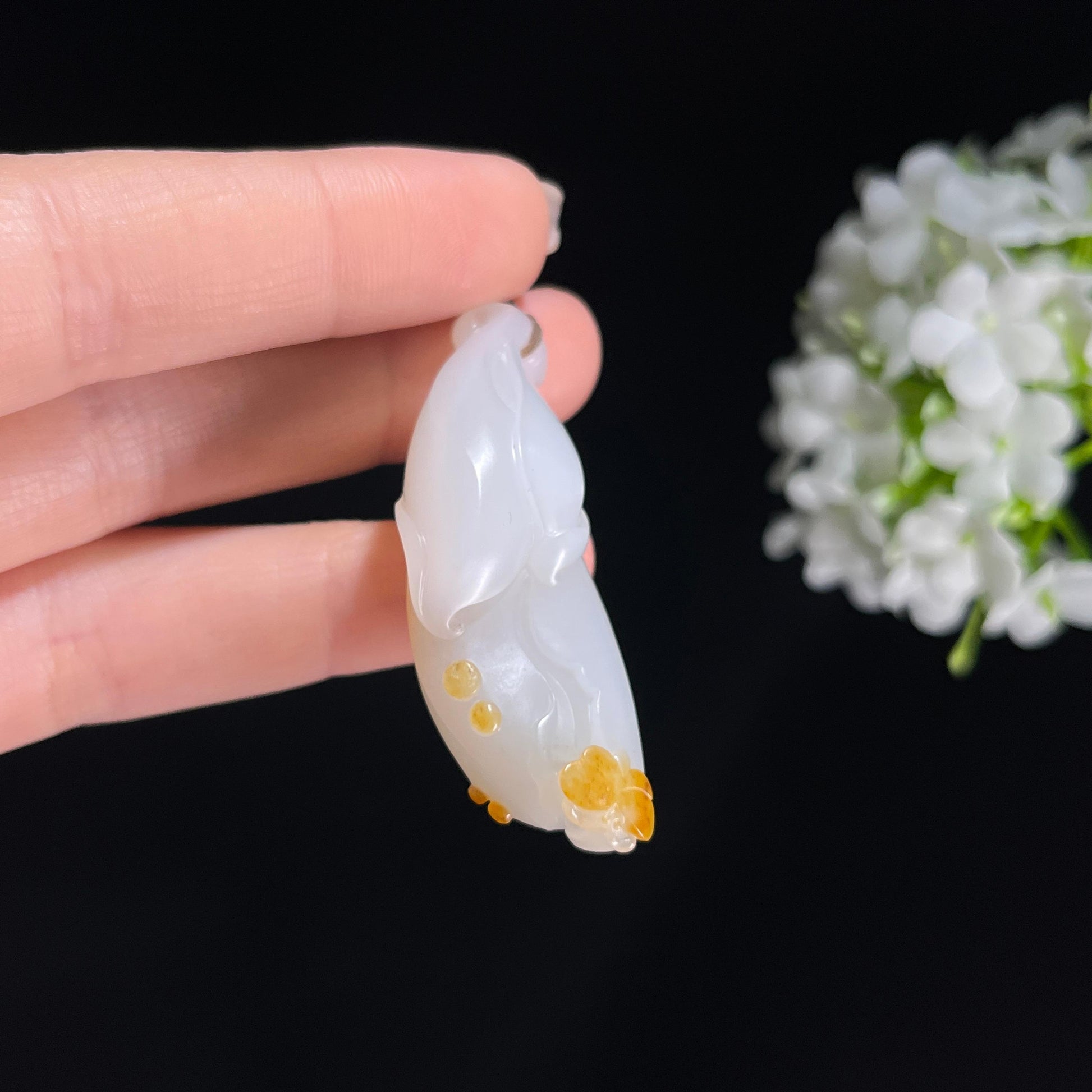 新疆天然和田玉白玉红皮籽料玉兰花俏色巧雕挂件（yc379499）