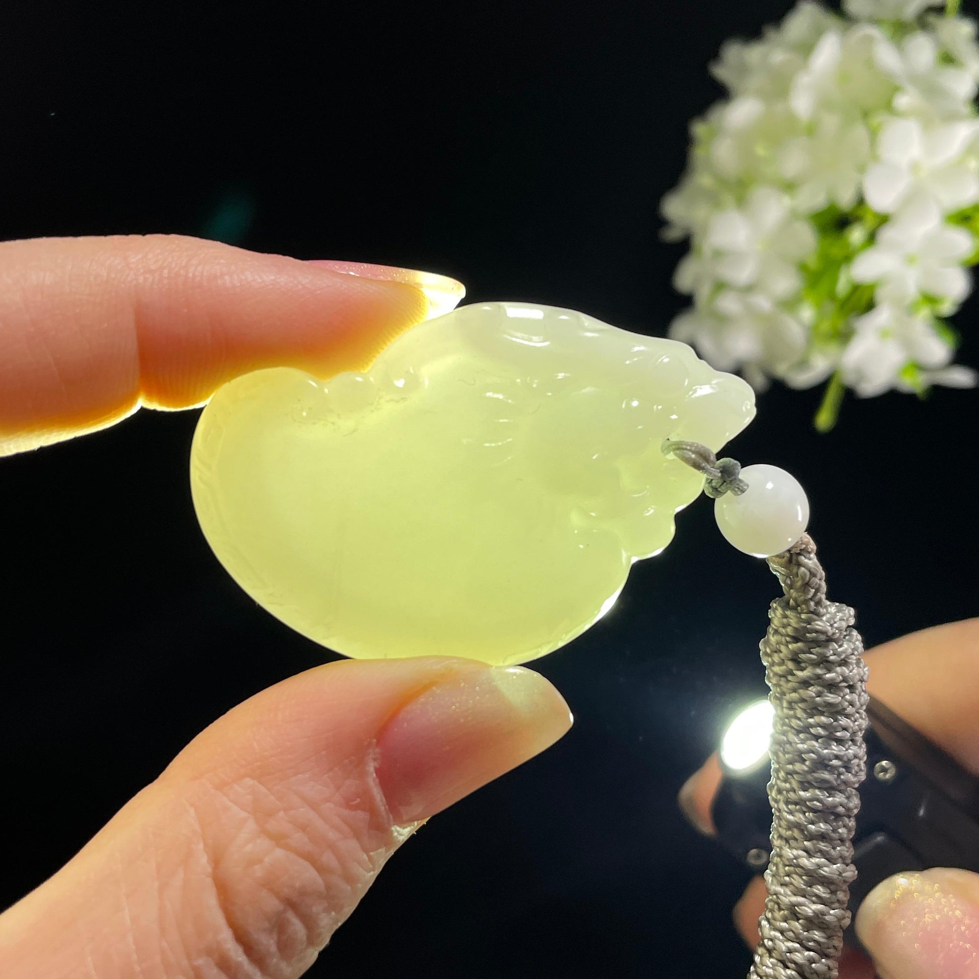 新疆天然和田玉白玉府上有龙（龙首斧形）雕刻挂件（yc360424）