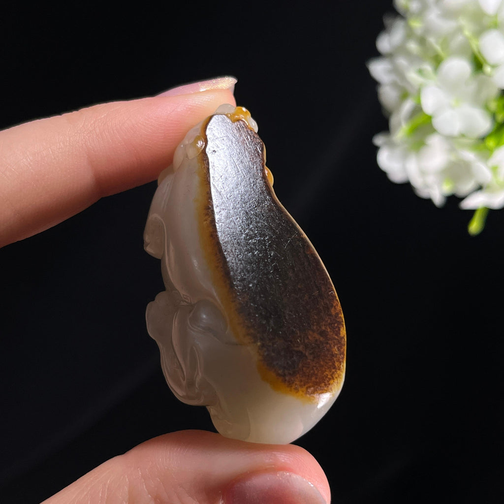 新疆天然和田玉“金皮玉魄”籽料黑红皮貔貅挂件（yc292561）