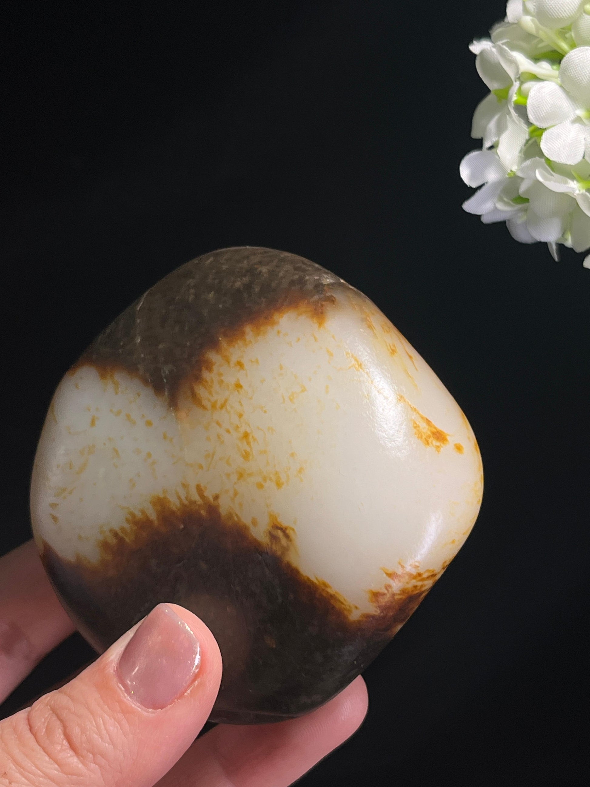 和田玉收藏级白玉聚黑双面皮籽料原石（yc262844）