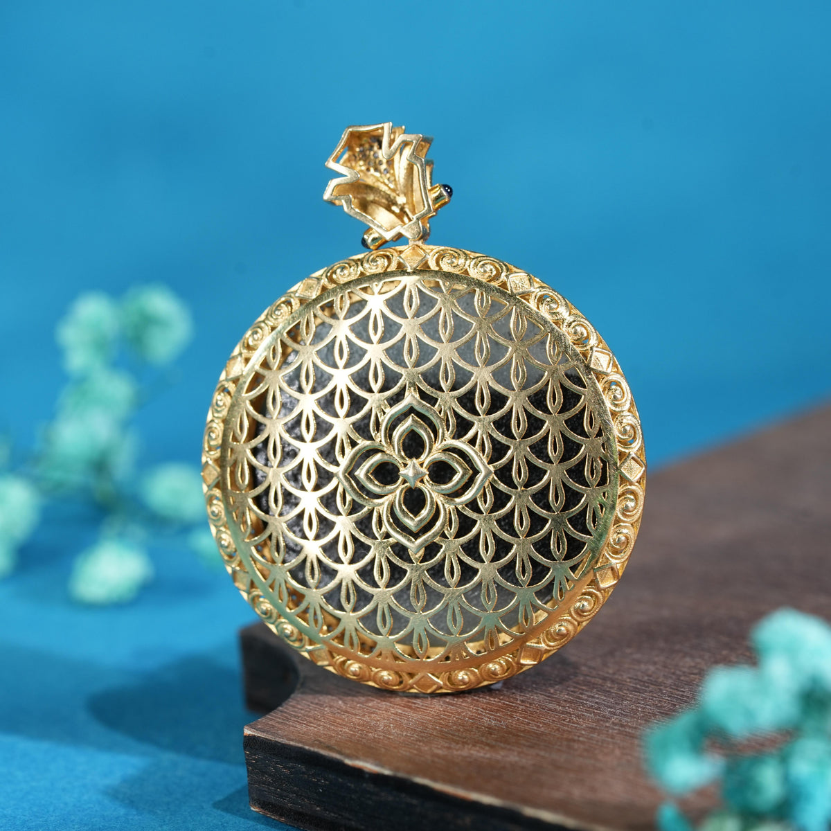 珍品18K 金镶和田玉青花籽料平安无事牌（yc773636）
