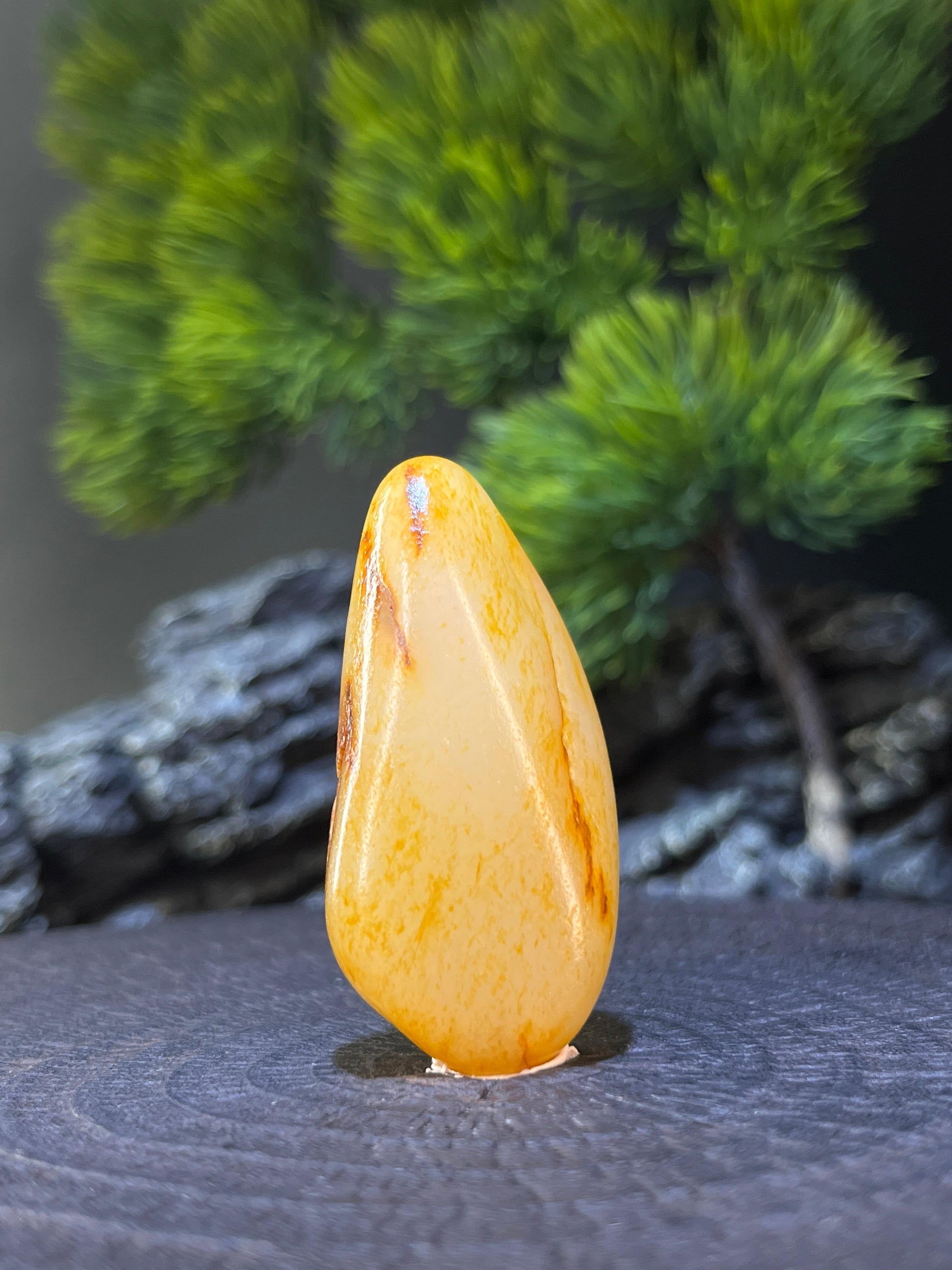 新疆和田玉水滴型洒金皮籽料原石挂坠（yc228123）