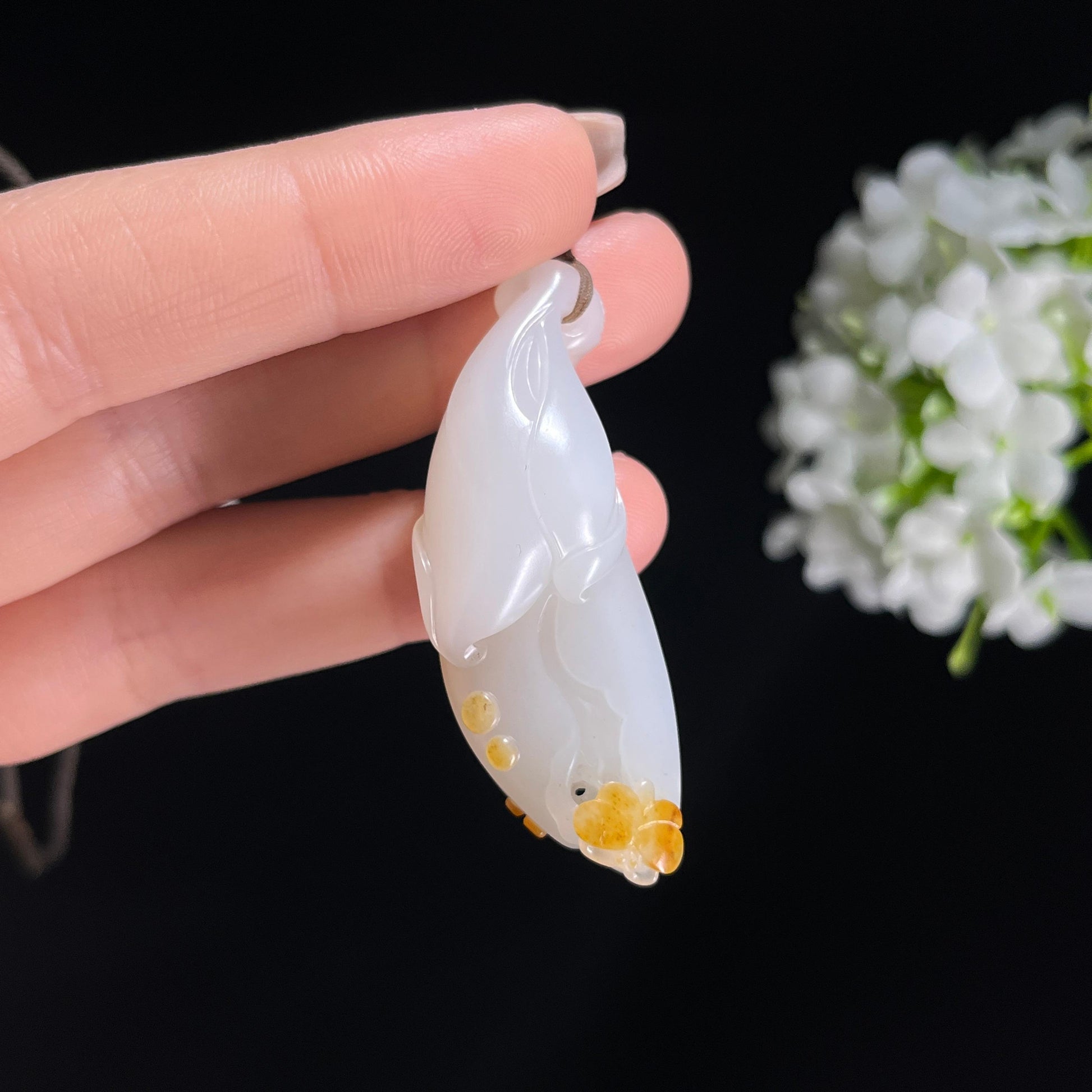 新疆天然和田玉白玉红皮籽料玉兰花俏色巧雕挂件（yc379499）