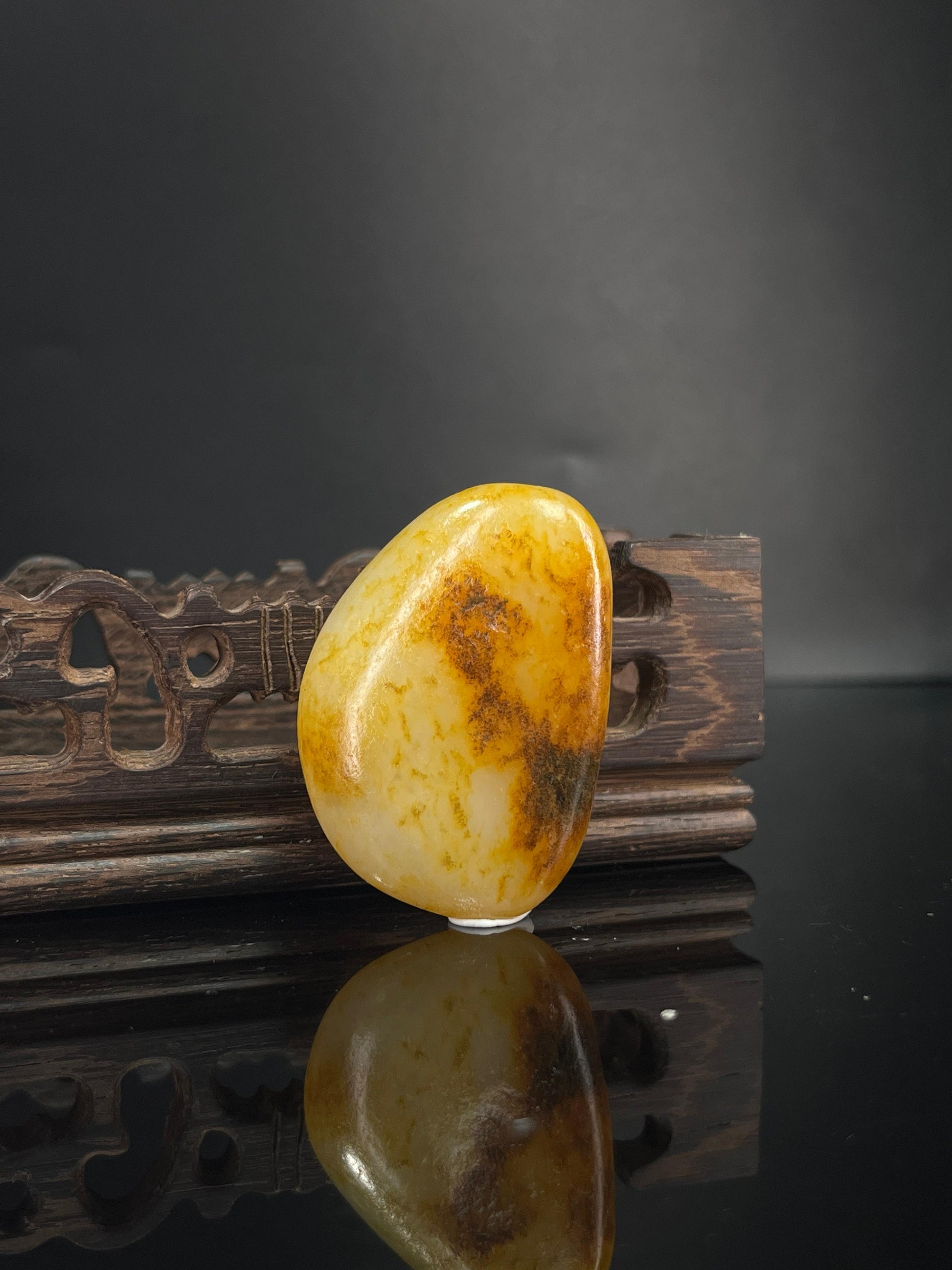 新疆和田玉黄沁带聚黑皮籽料原石挂件（yc240489）