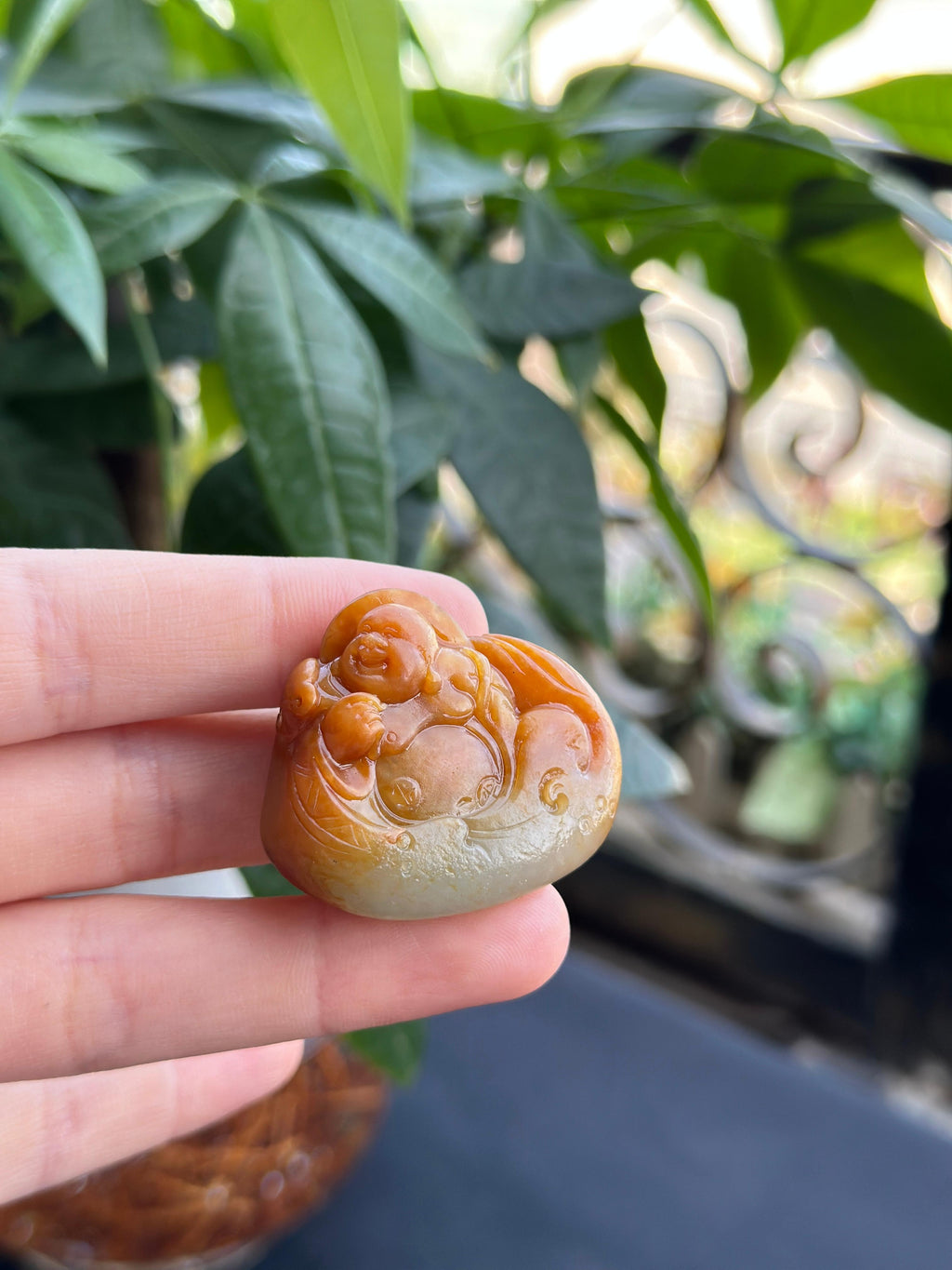 新疆和田玉青白玉聚红皮籽料弥勒佛挂件（yc706434）