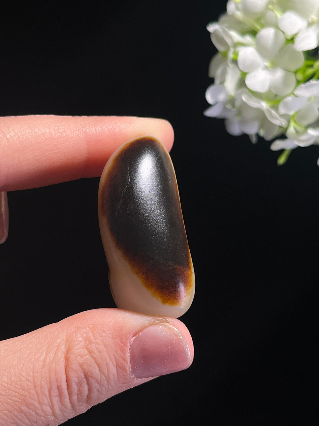 和田玉收藏级聚黑双面皮籽料原石（yc262729）