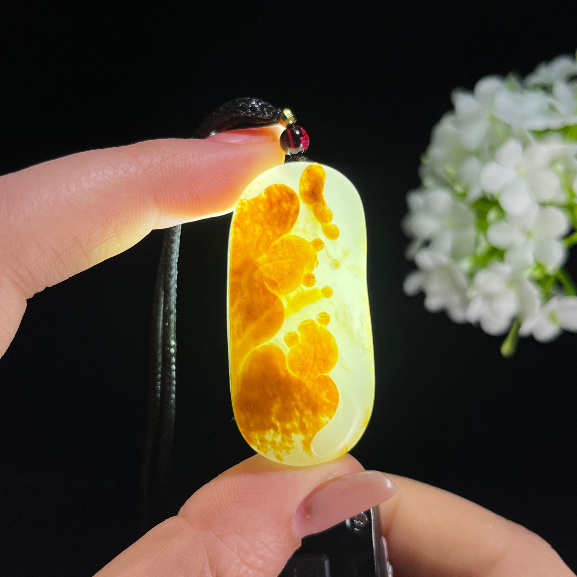 新疆天然和田玉白玉红皮籽料连年有余（鱼）俏色巧雕（yc379520）