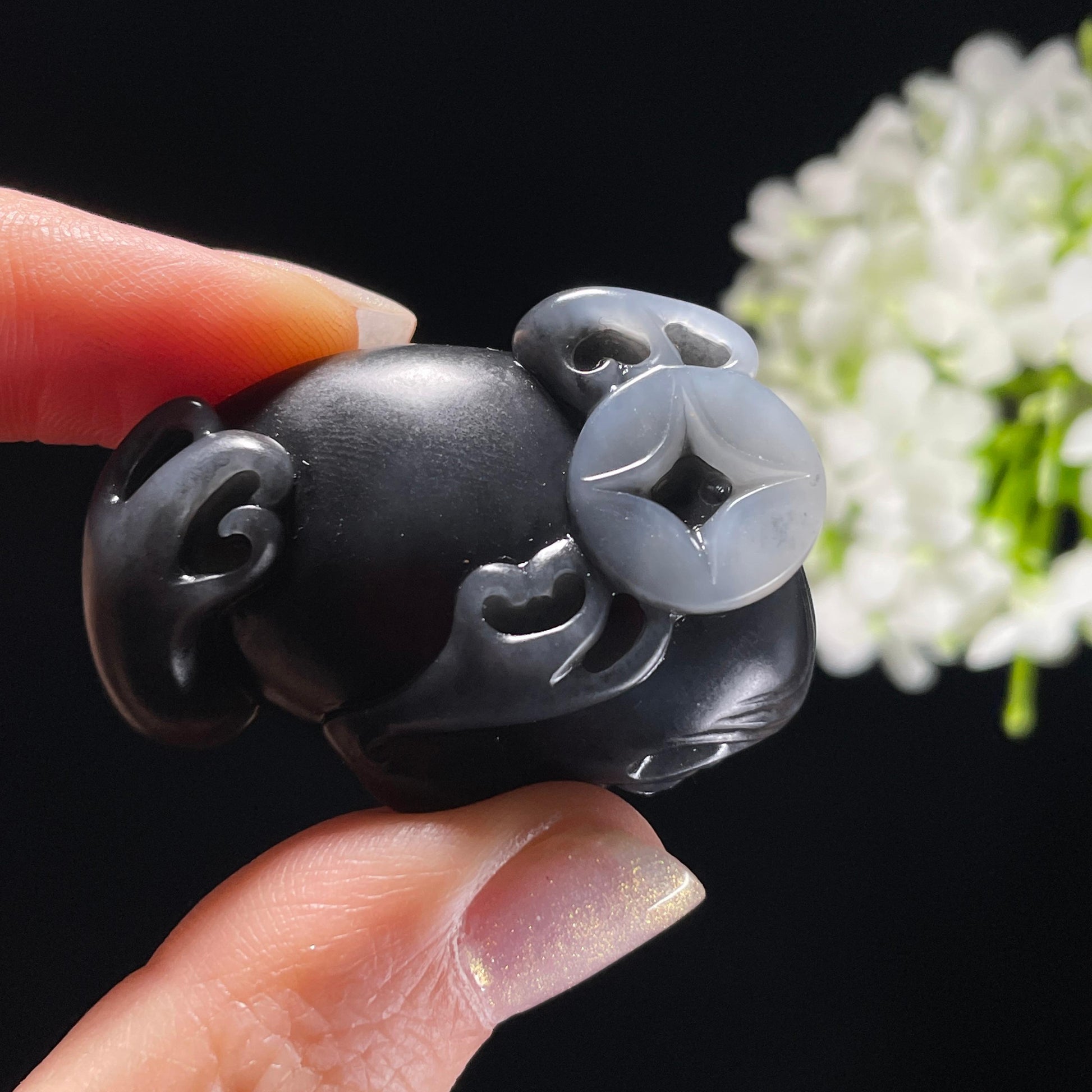 和田玉青花籽料“蟾宫纳财”三足金蟾雕刻挂件（yc325446）