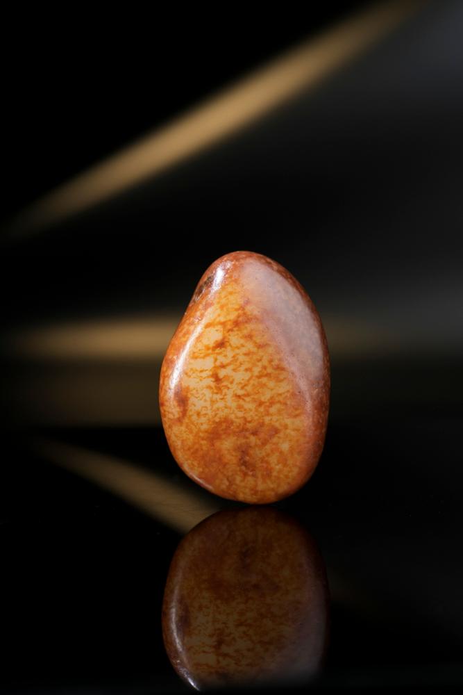 新疆和田玉光白籽带洒金籽料原石挂件（yc243310）