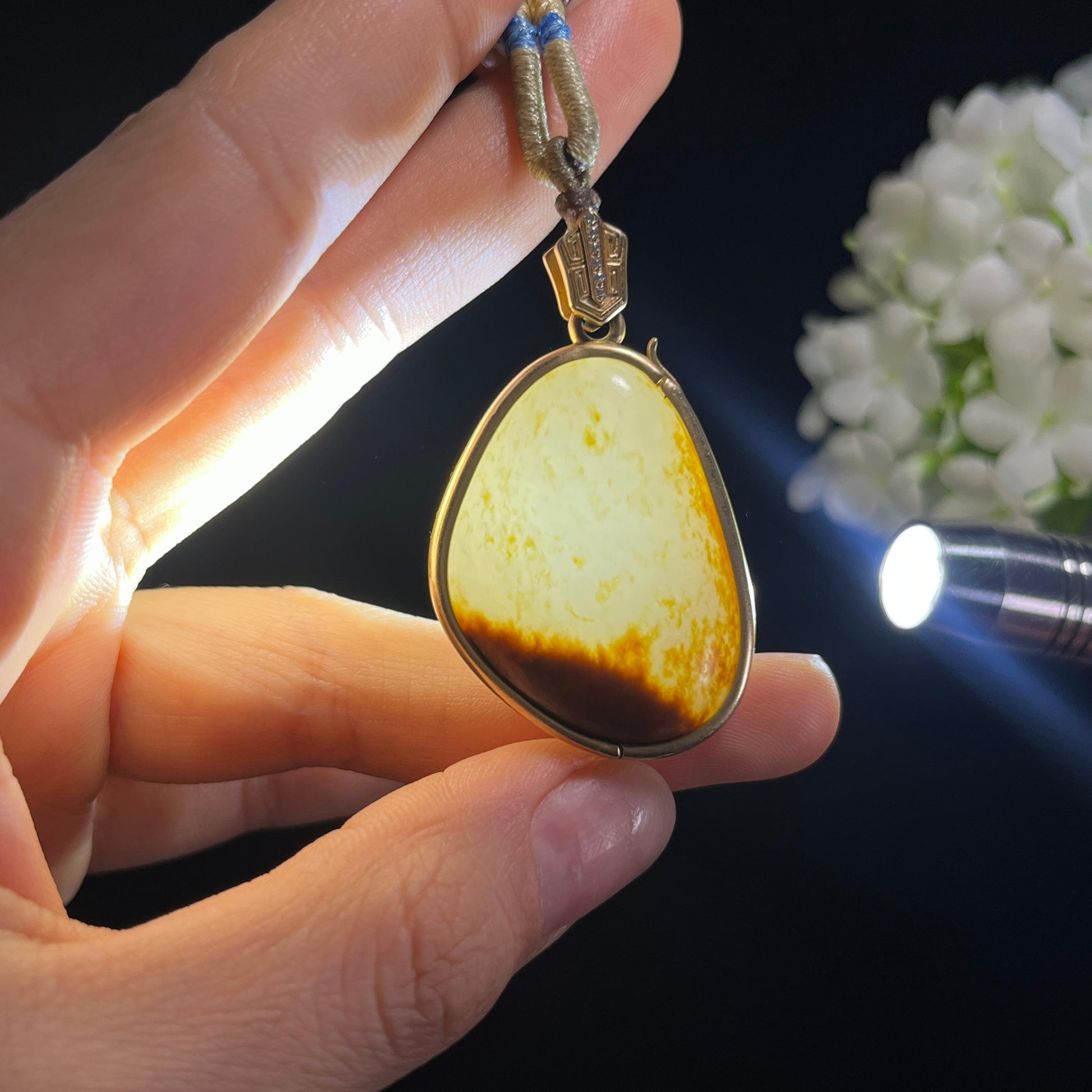 18k金镶和田玉白玉聚红皮籽料挂件（yc337566）