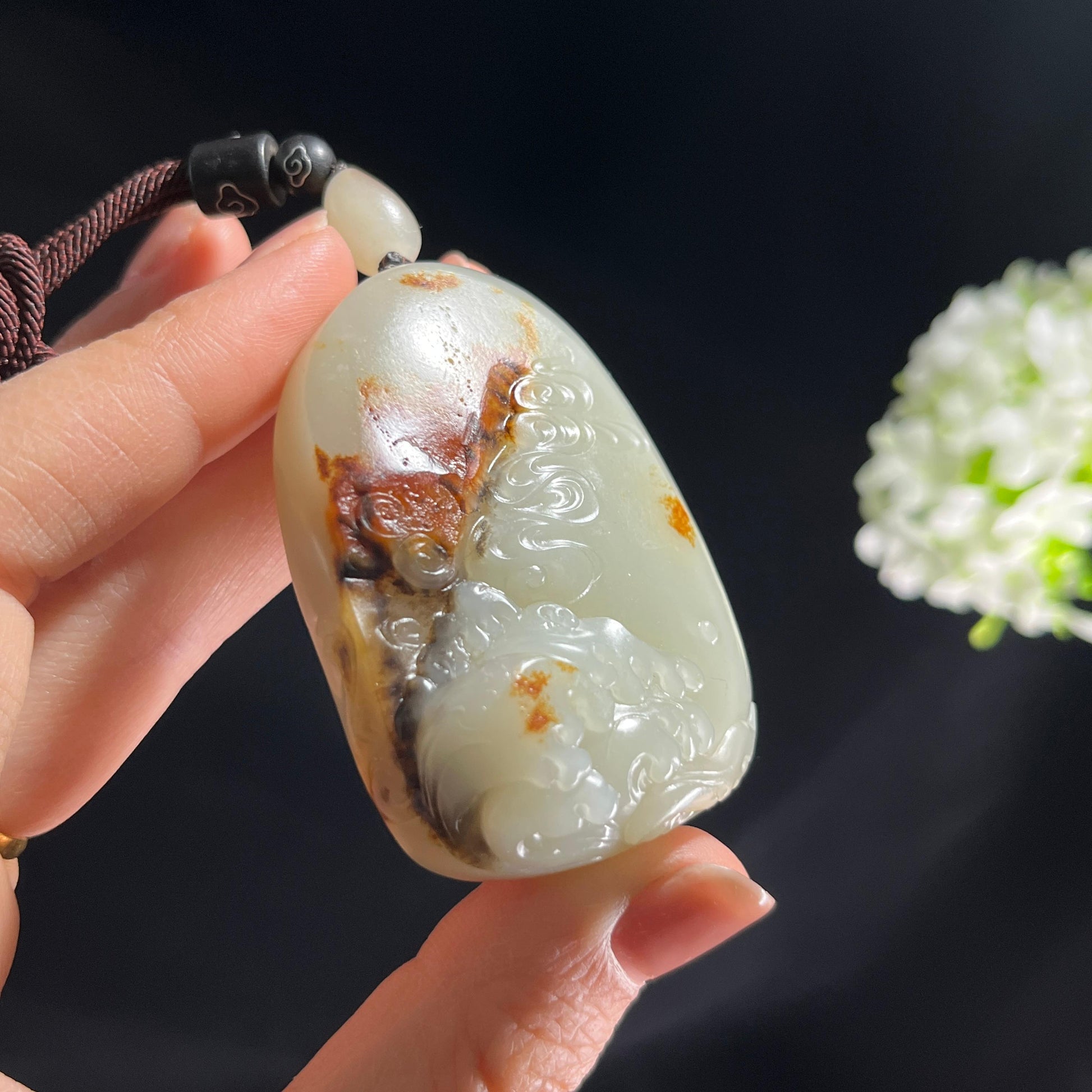 和田玉白玉洒红皮“润玉栖云兽”籽料雕刻成品（yc283786）