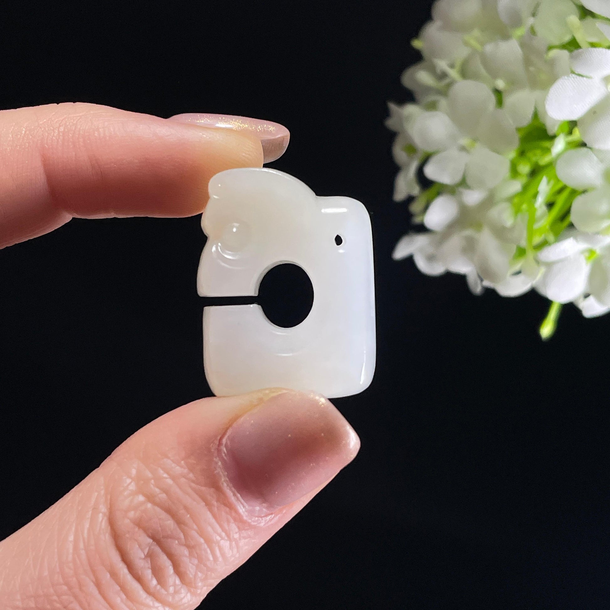 新疆天然和田玉糖白玉玉猪龙雕刻挂件（yc342026）