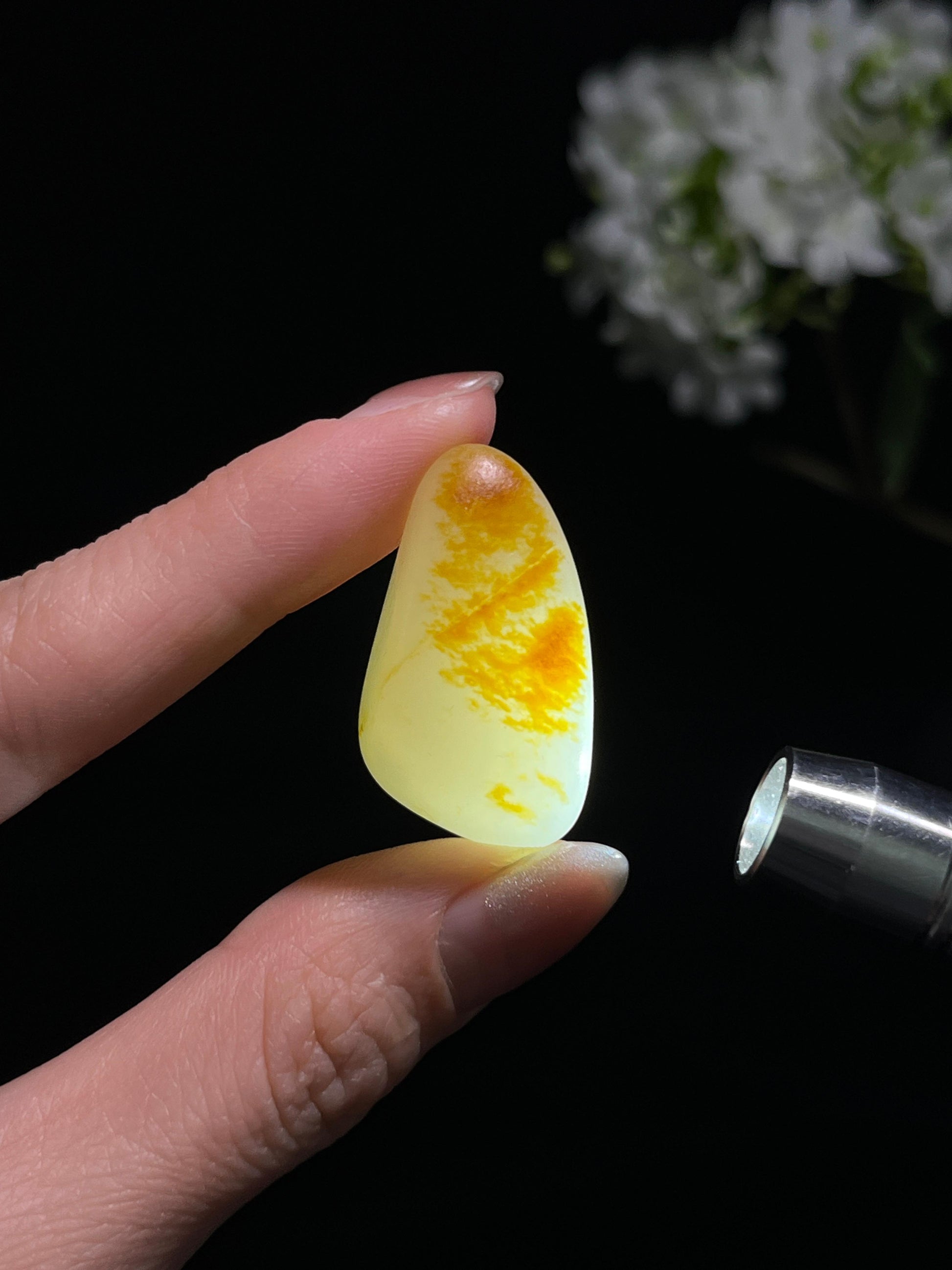 新疆和田玉意境鸡油黄皮籽料原石（yc250781）