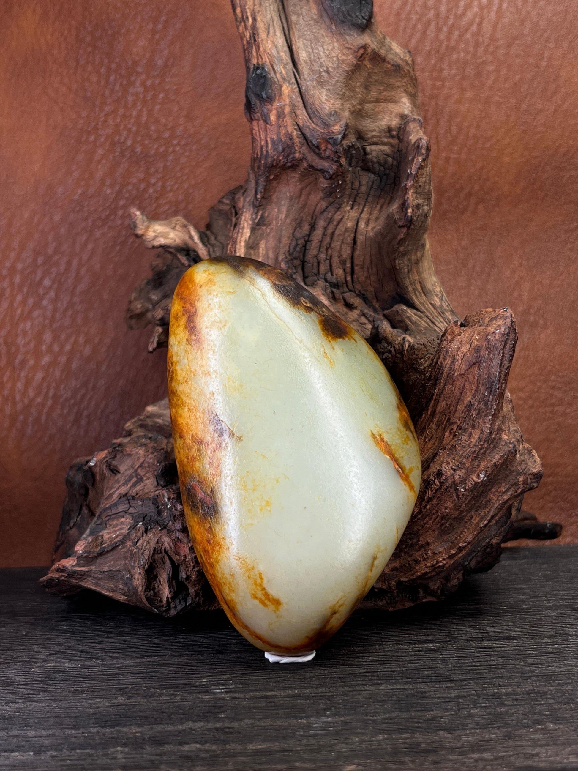 新疆和田玉聚黑红皮籽料原石手把件（yc227467）