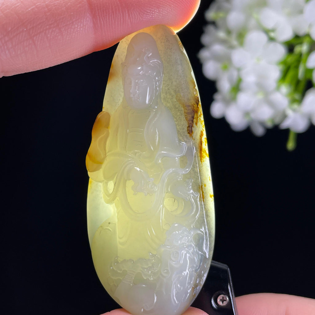 和田玉青花籽料聚黄皮“福泽龙庭”观音雕刻挂件（yc325624）