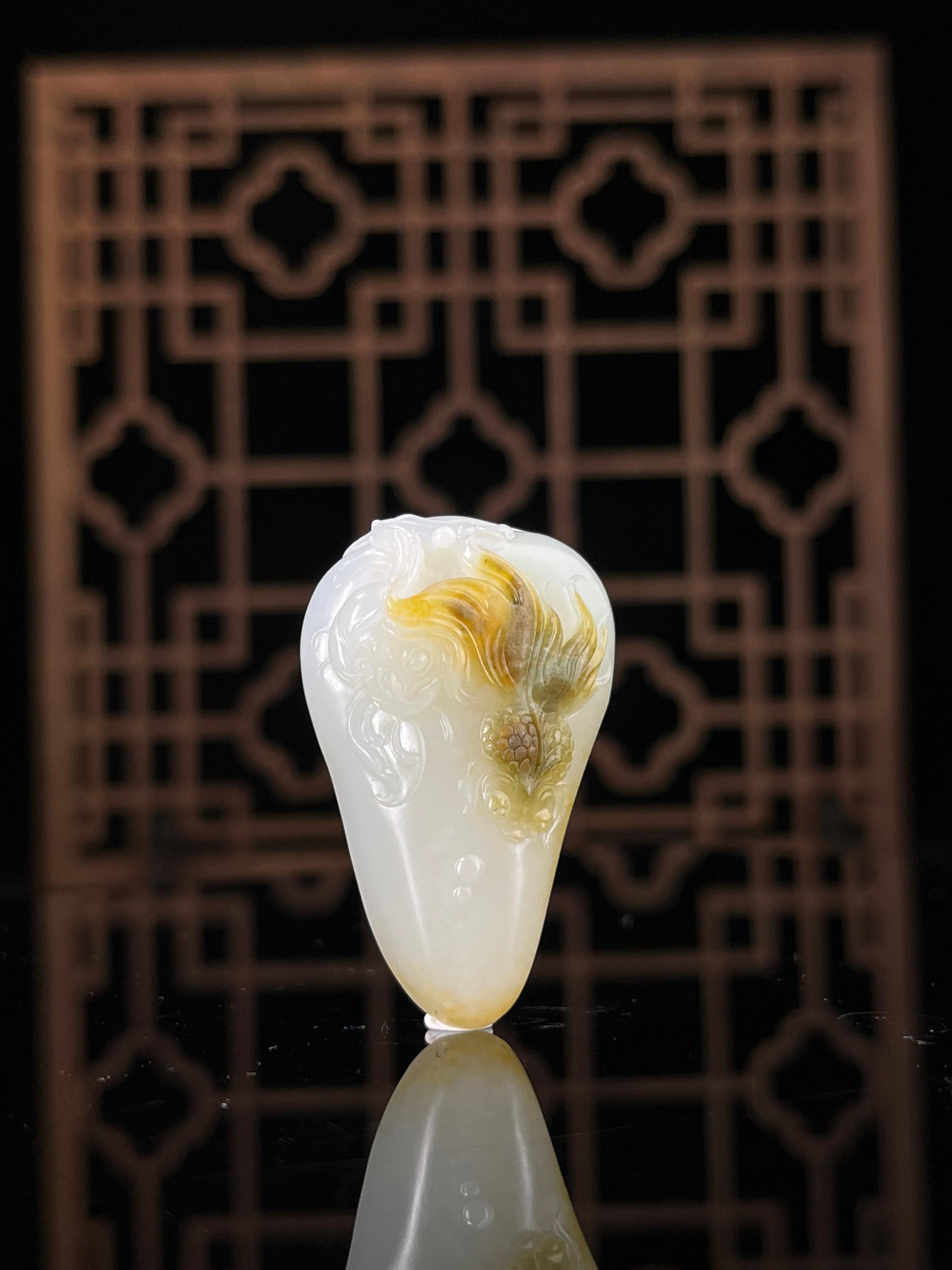 新疆和田玉天然籽料羊脂白玉三彩挂件（yc232472）