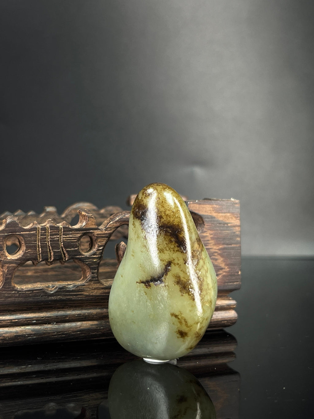 新疆和田青玉带秋梨皮籽料原石挂件（yc240478）