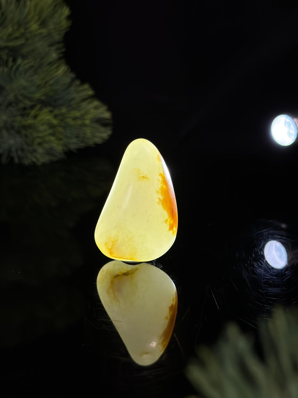 新疆和田玉“红影摇霜”白玉聚红皮籽料（yc458992）