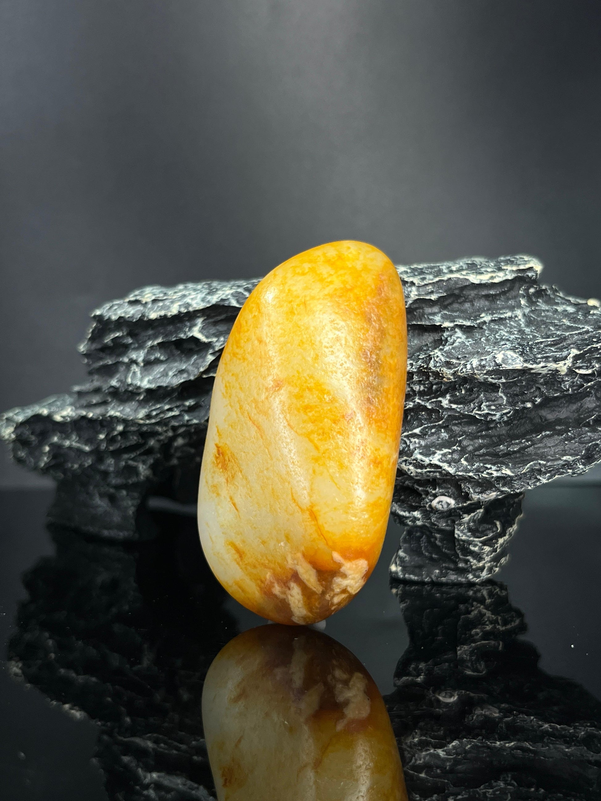 新疆和田玉意境洒金皮随形手把件籽料原石（yc240339）