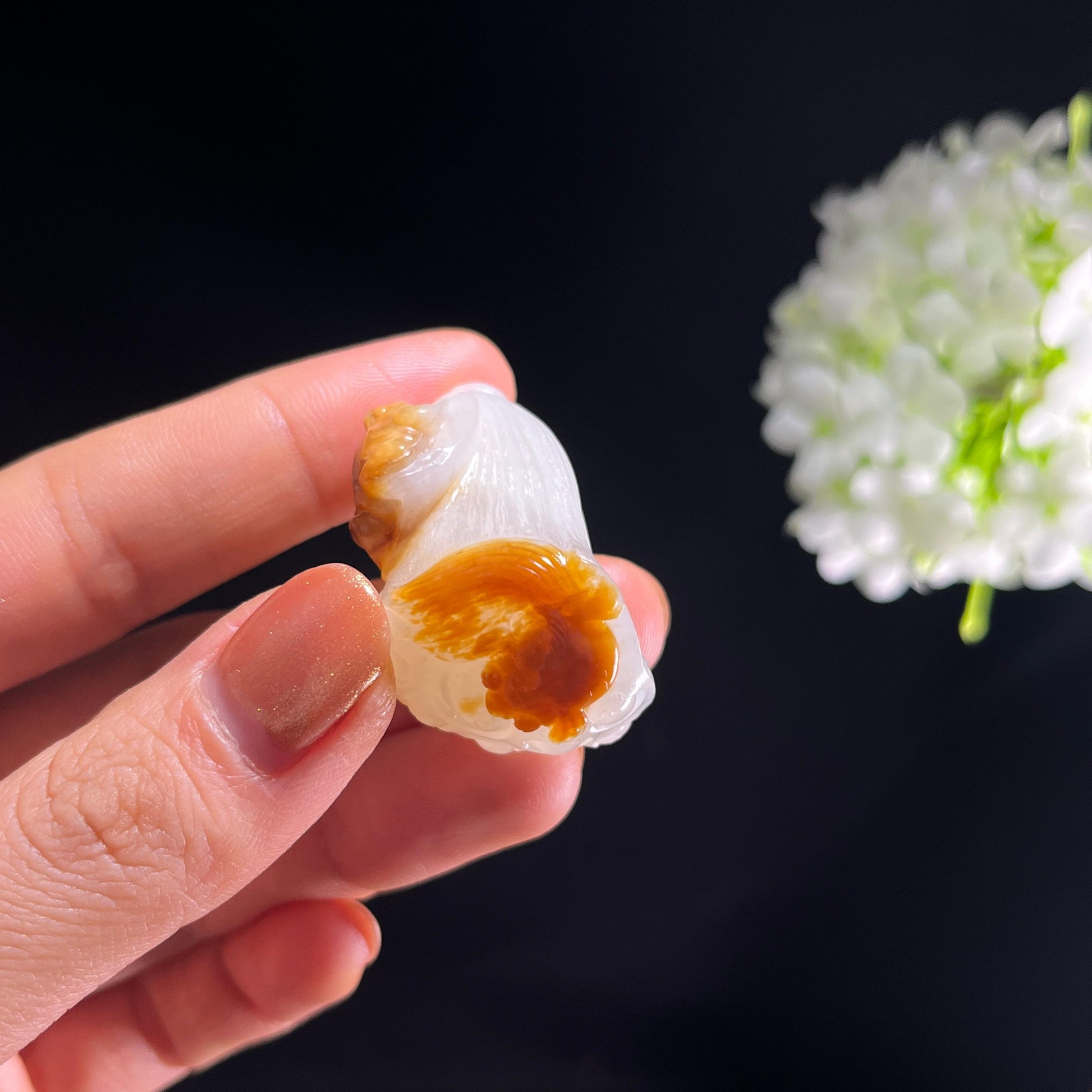 和田玉白玉聚红皮籽料“连续发财，金玉满堂”俏色巧雕挂件（yc389325）