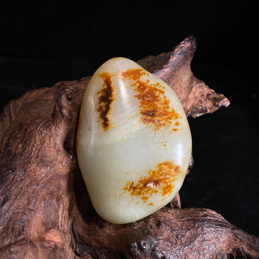 新疆和田玉“丹云三簇”青白玉洒红皮籽料（yc440458）