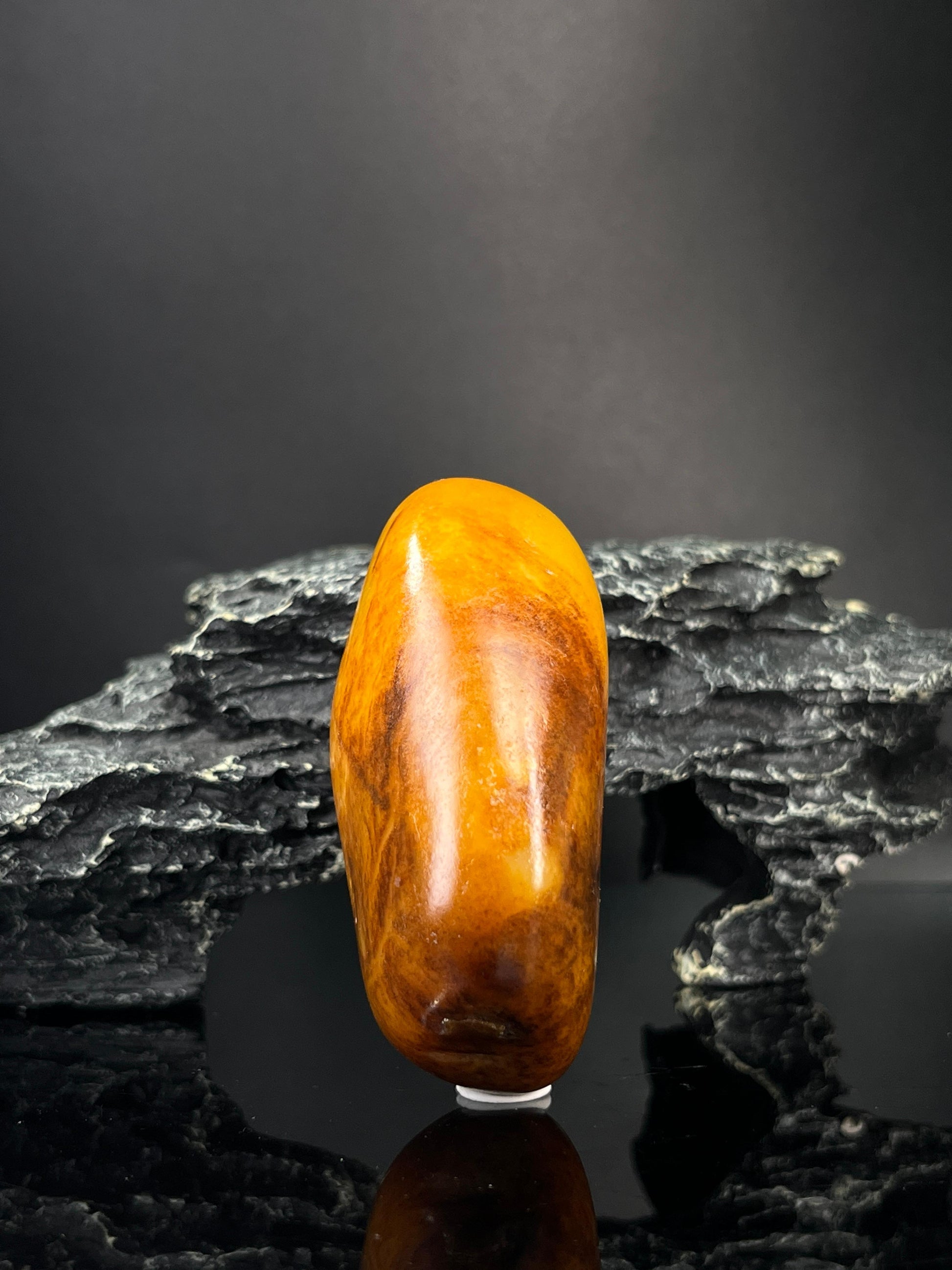 新疆和田玉黄沁带意境黑皮籽料原石手把件（yc240372）