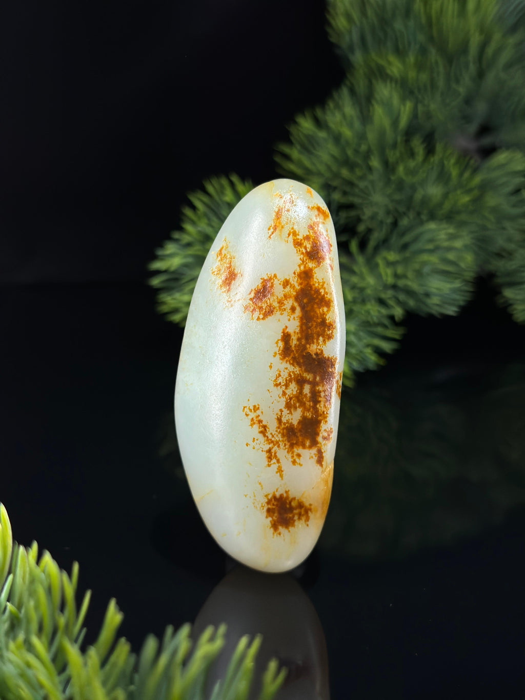 新疆和田玉高青白意境洒红皮精品籽料手把件（yc681501）