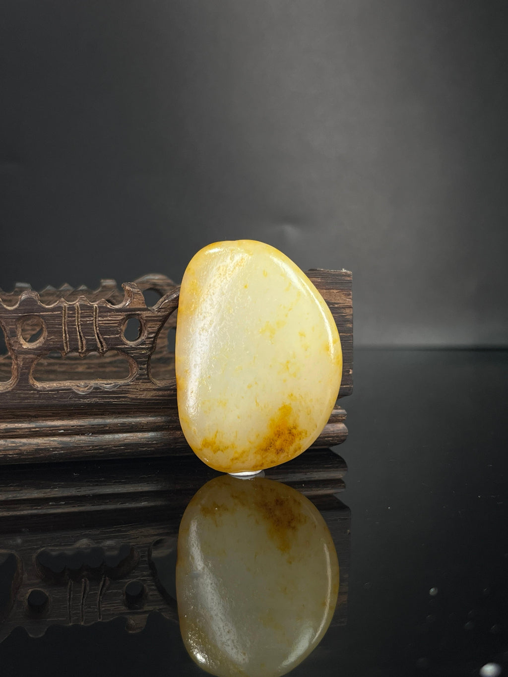 新疆和田玉黄沁带聚黑皮籽料原石挂件（yc240489）