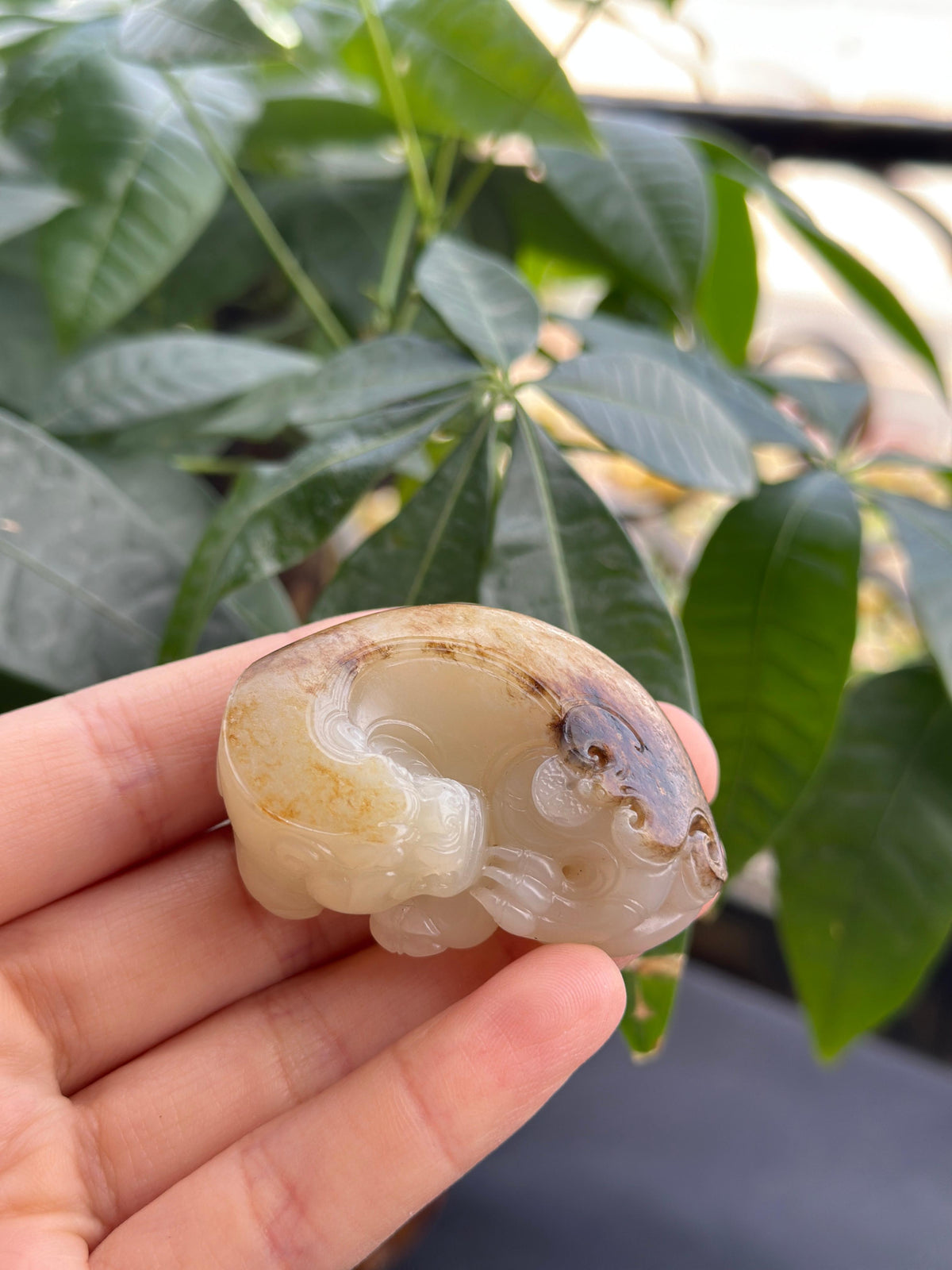新疆和田玉精品白玉秋梨皮籽料回首貔貅挂件（yc709257）