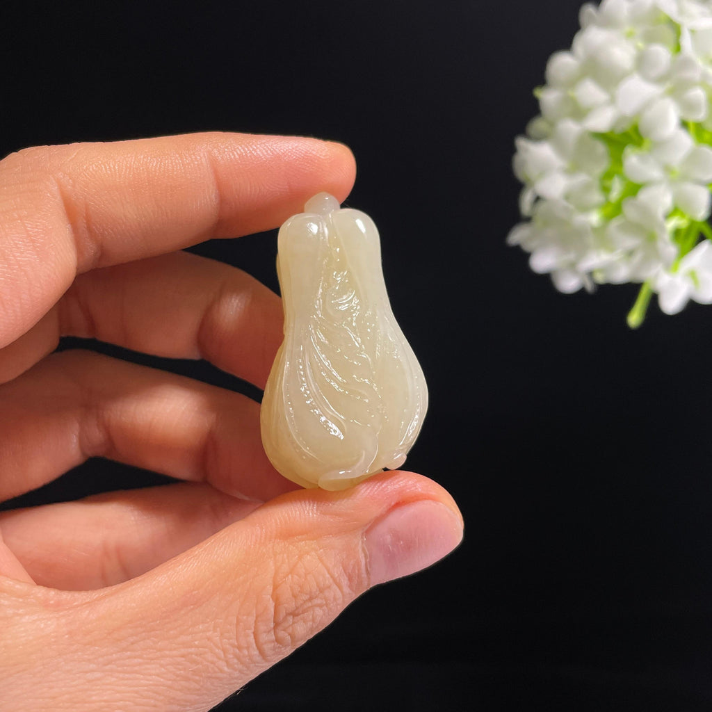 新疆天然和田玉“百财聚来”黄口白菜雕刻挂件（yc317300）