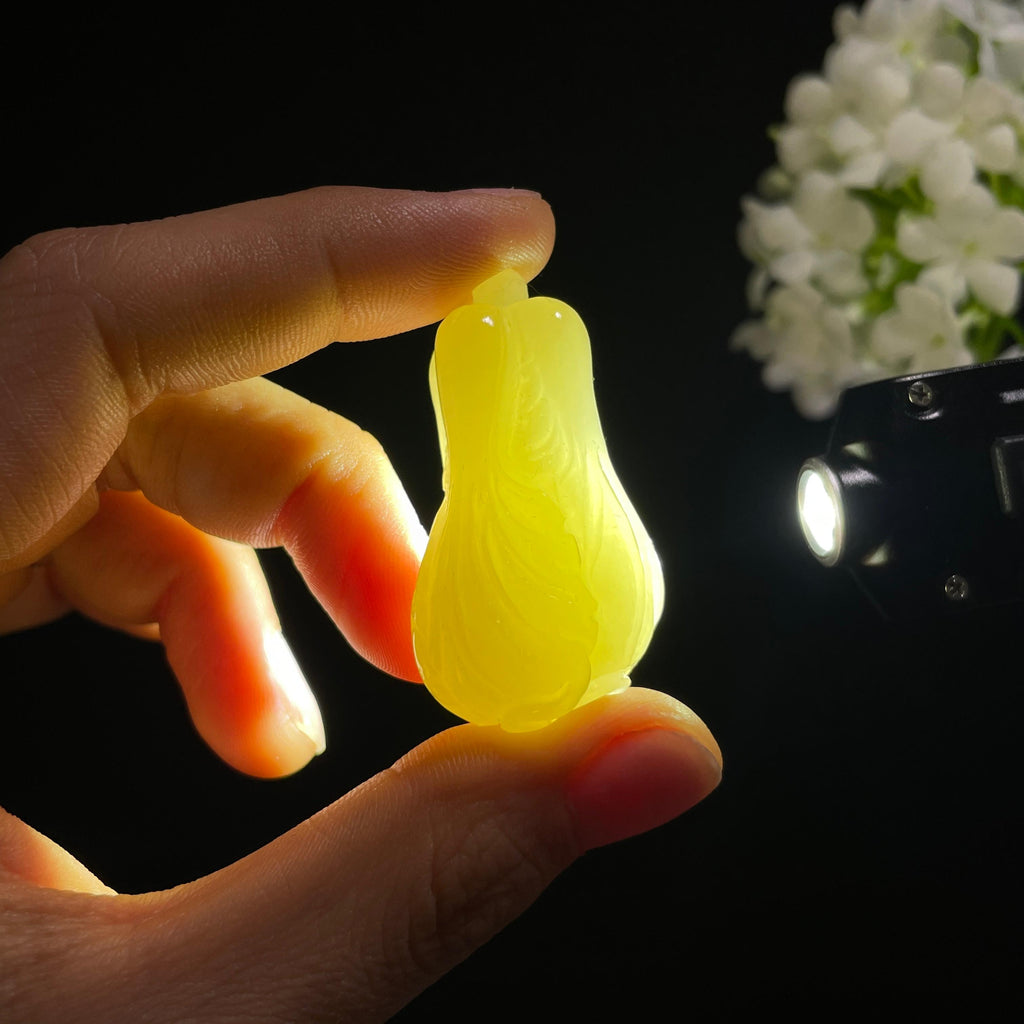 新疆天然和田玉“百财聚来”黄口白菜雕刻挂件（yc317300）