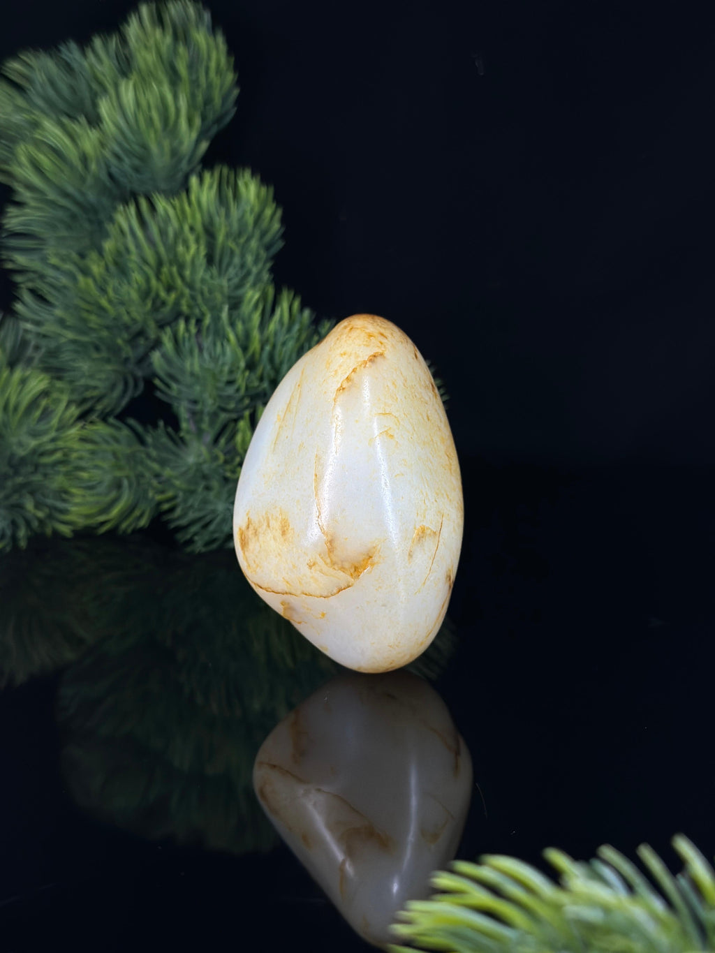 新疆和田玉白玉洒金皮秋梨皮臻品籽料手把件（yc471573）