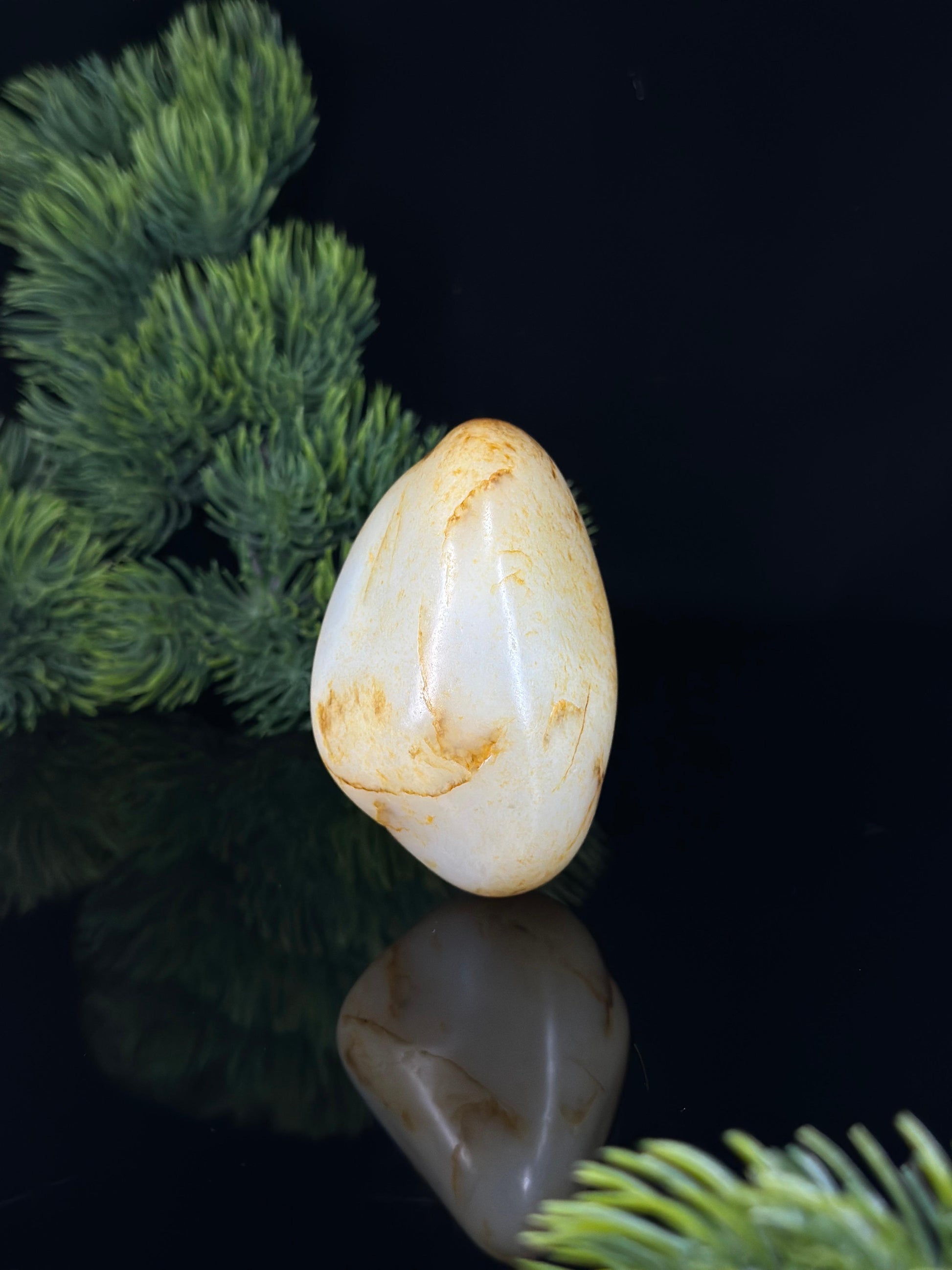 新疆和田玉白玉洒金皮秋梨皮臻品籽料手把件（yc471573）
